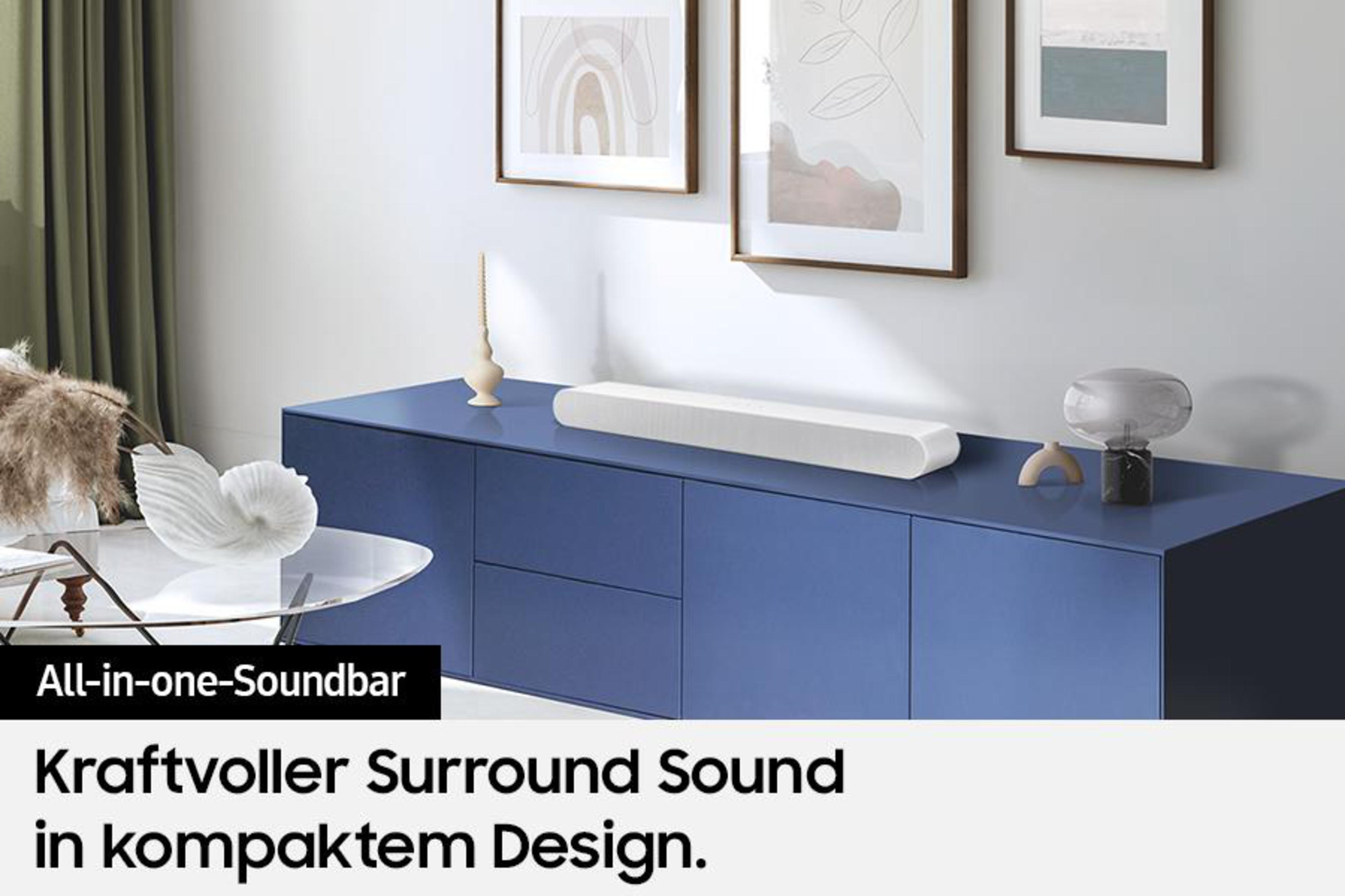 Eine weiße Soundbar auf einem blauen Schrank. Text: All-in-one-Soundbar.