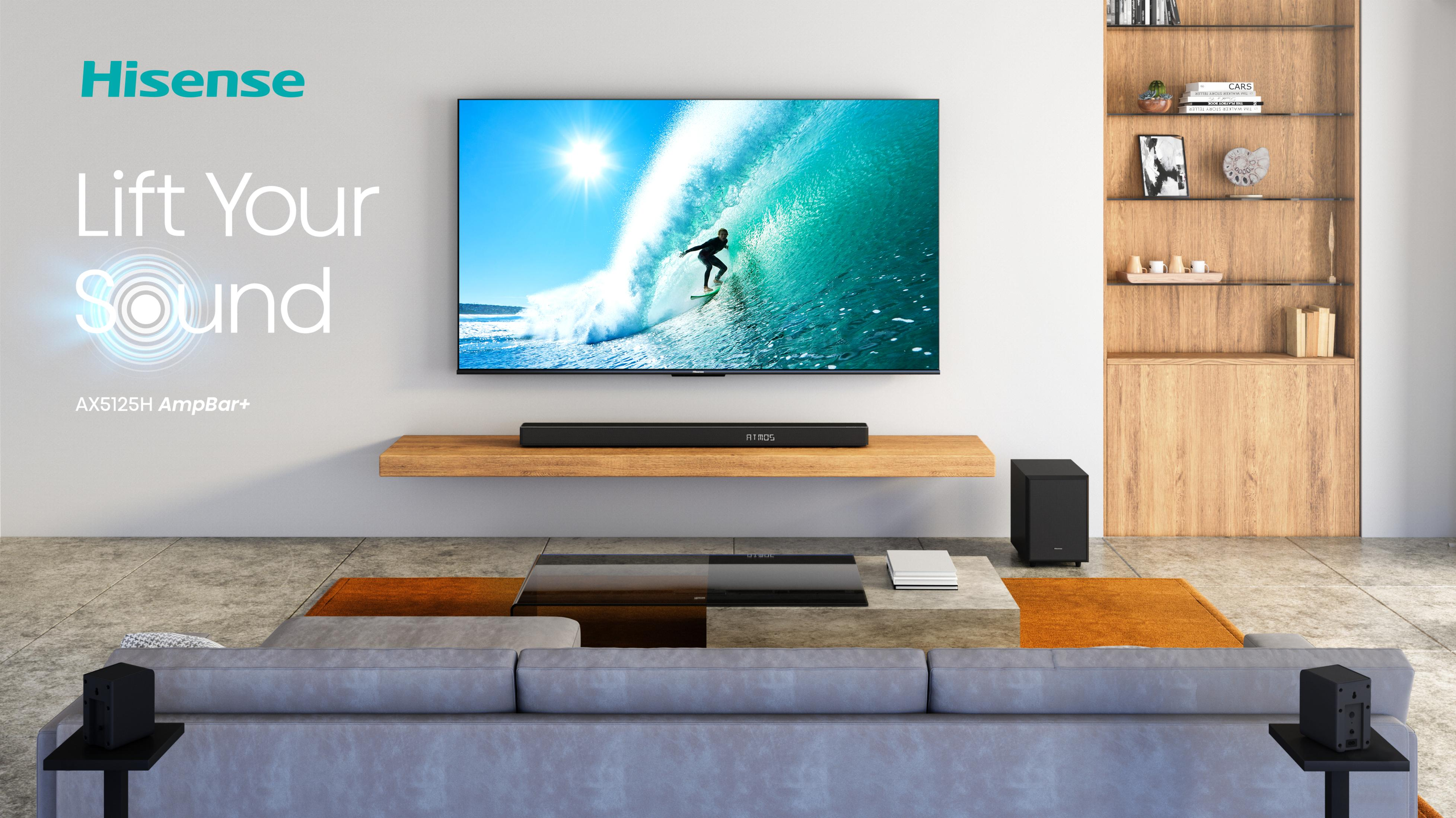 Salon z telewizorem pokazującym surfera, soundbarem i subwooferem. Widoczne logo Hisense.
