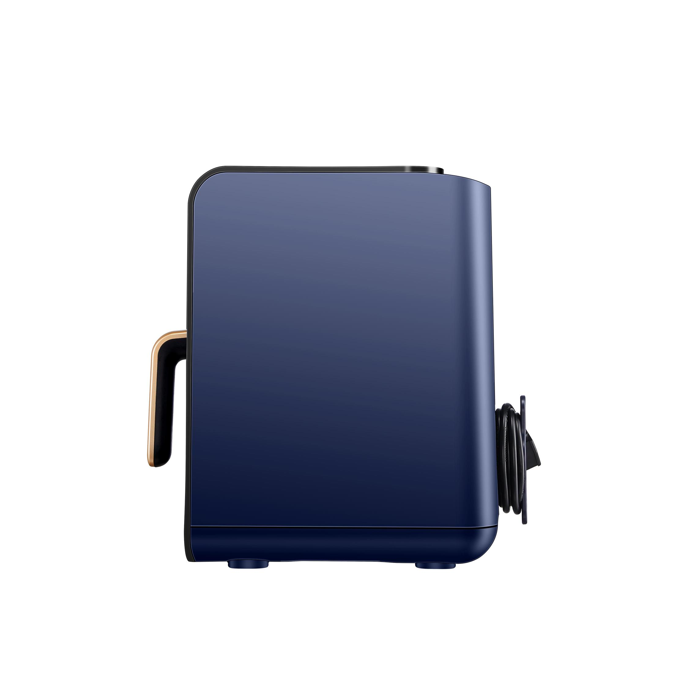 Widok z boku ciemnoniebieskiej frytkownicy powietrznej z czarnym uchwytem i czarnym przewodem zasilającym.