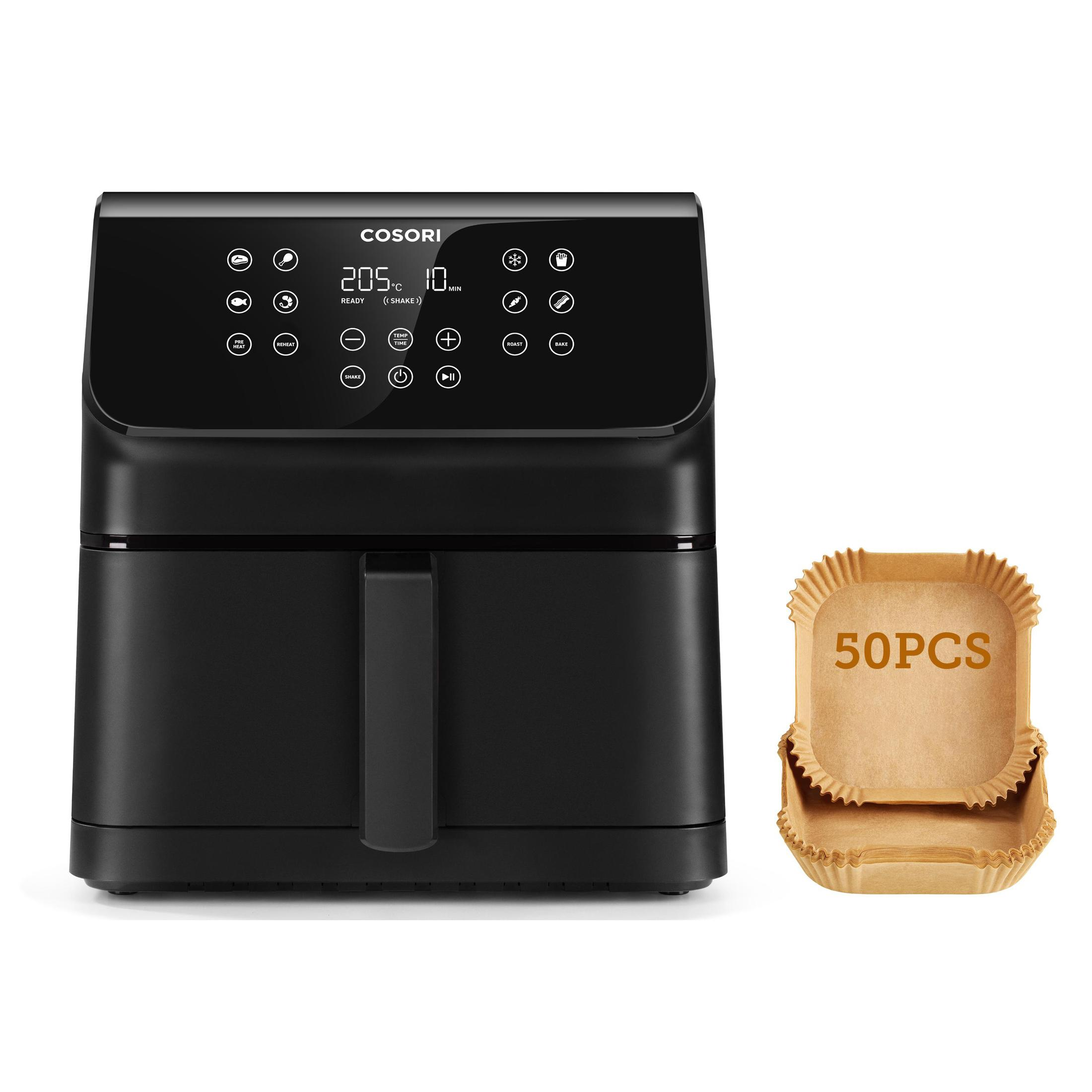 Zwarte airfryer met een digitaal display. Er staan papieren bekers op de achtergrond.