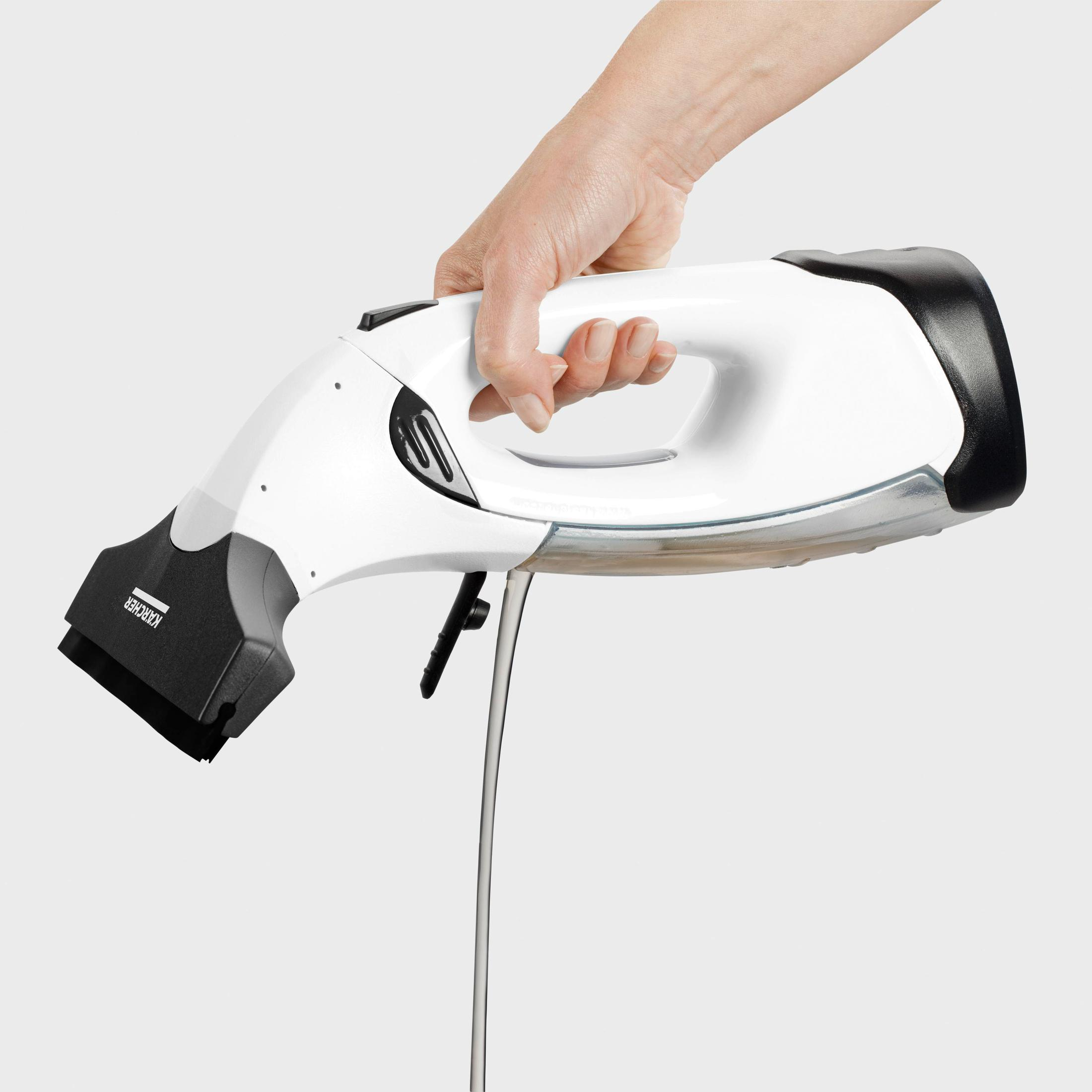 Ręka trzymająca biało-czarną myjkę do okien. Białe tło.