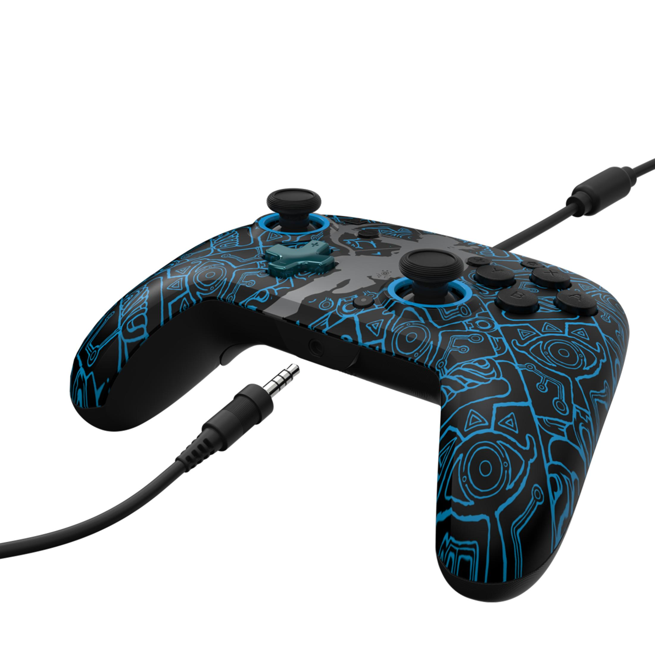 Czarny gamepad z niebieskim wzorem. Posiada dwa joysticki, przyciski i kabel z wtyczką jack.