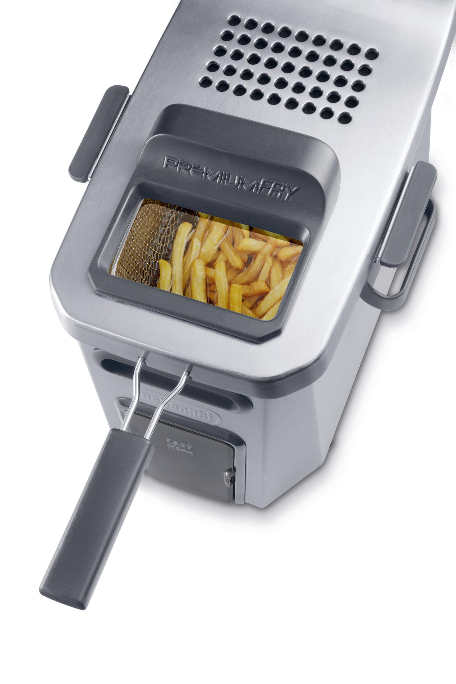 Una freidora, de color plateado, se muestra desde arriba. Contiene papas fritas.