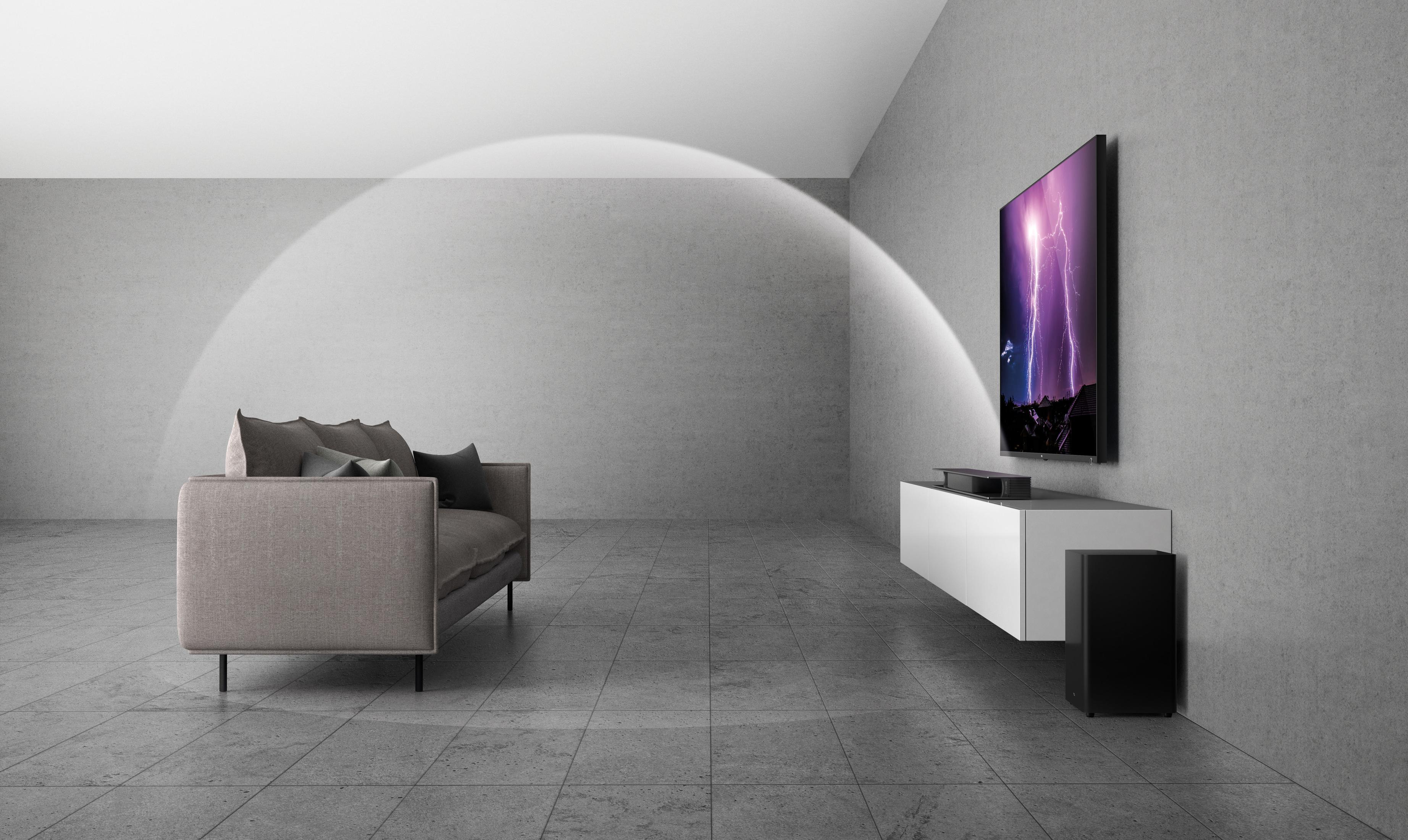 Intérieur de pièce avec TV au mur, canapé et système audio, ondes sonores.