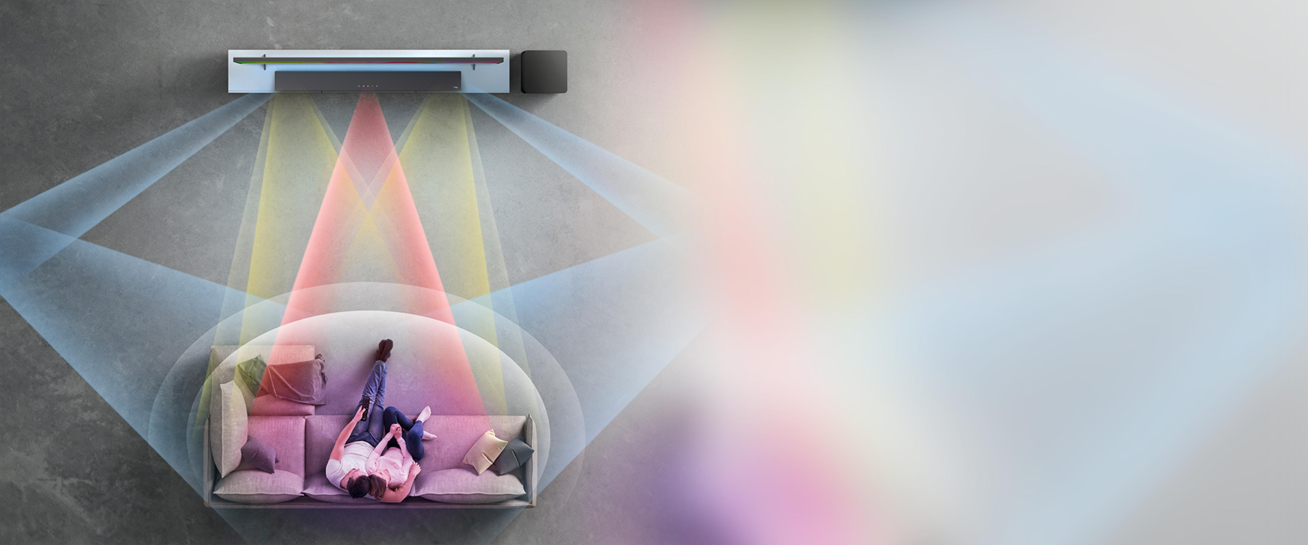 Un salon avec un canapé et une barre de son au-dessus. Des faisceaux lumineux colorés sont projetés.