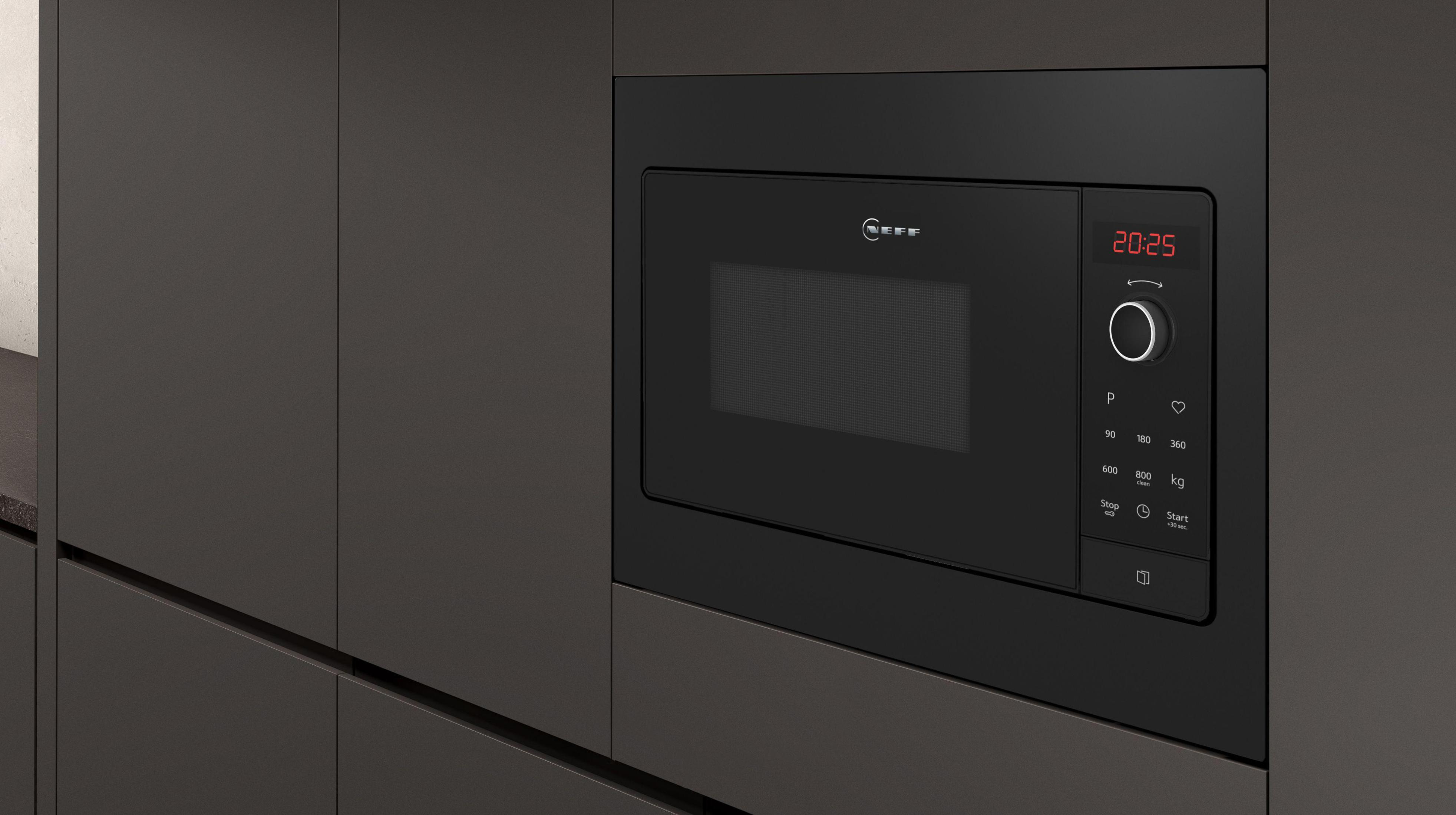Czarny wbudowany piekarnik mikrofalowy z cyfrowym zegarem wskazującym 20:25.