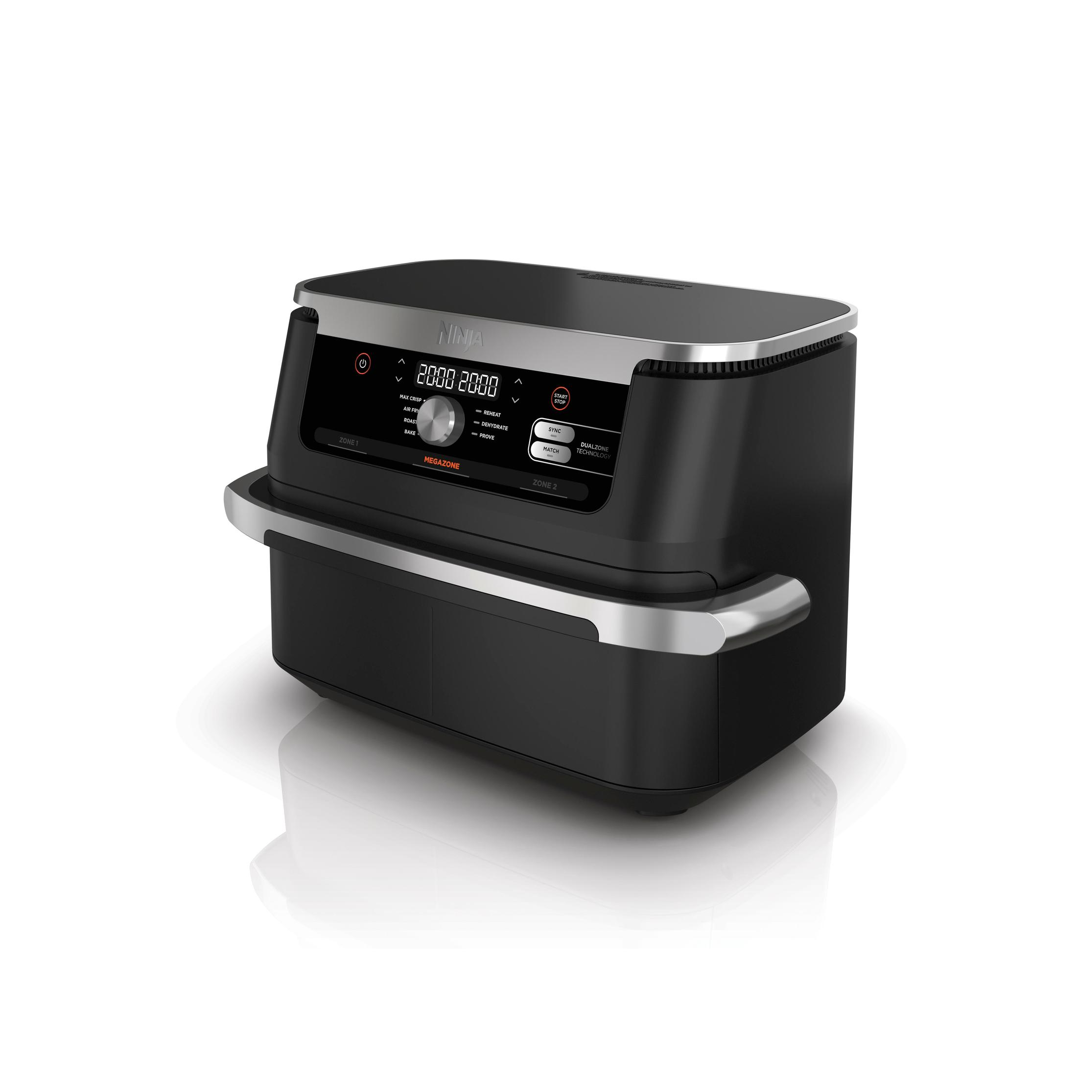 Een zwarte Ninja airfryer op een witte achtergrond, met zilveren accenten en een digitaal display.