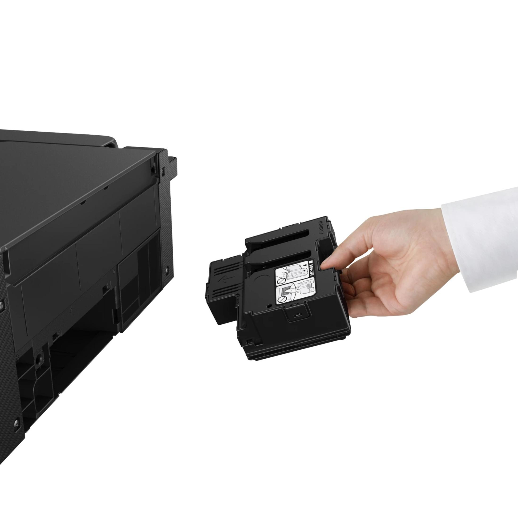 Ręka wyjmująca czarny wkład z czarnej drukarki. Tło jest białe.