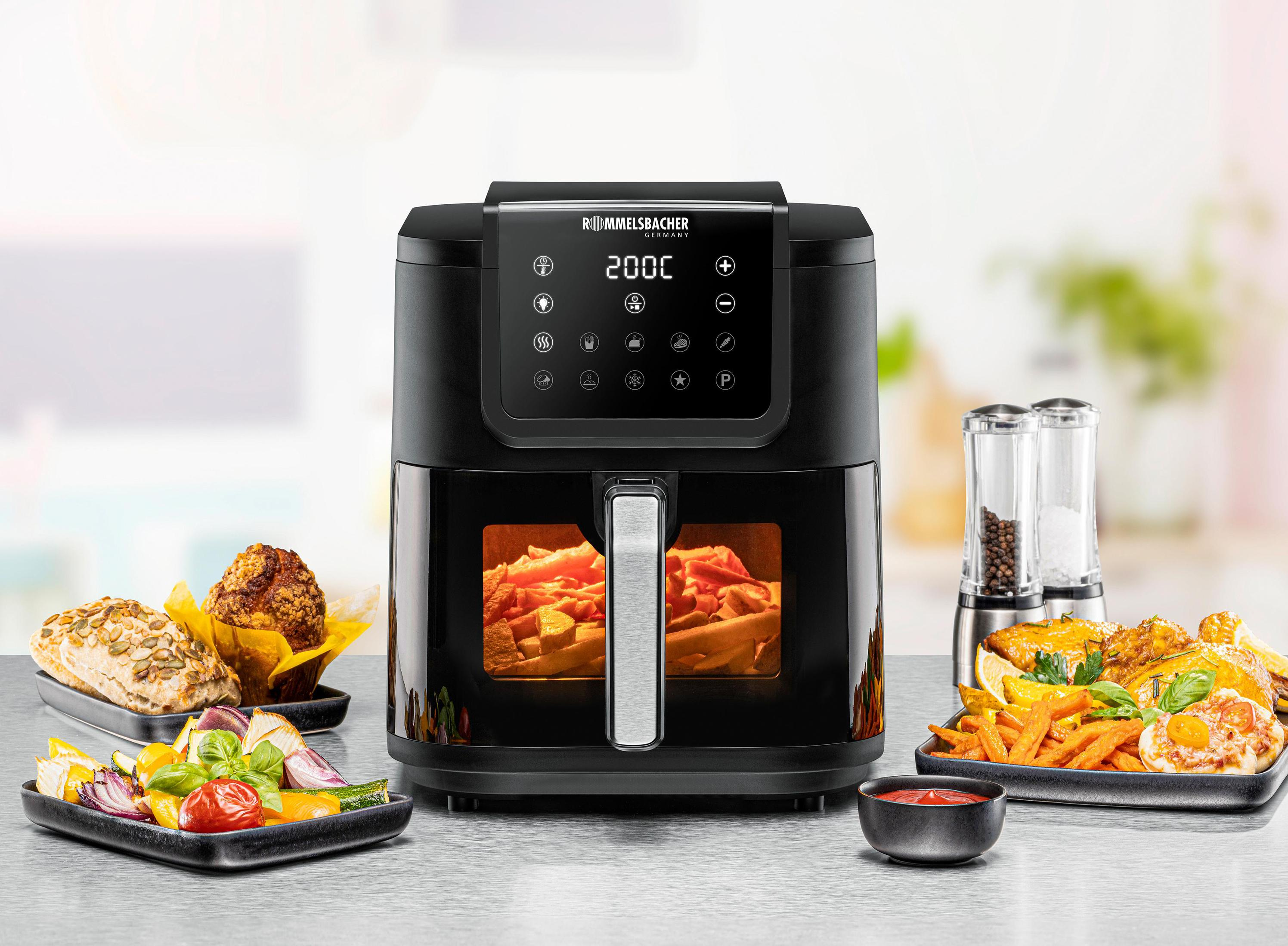 Frytkownica beztłuszczowa z jedzeniem, w tym babeczkami i warzywami.