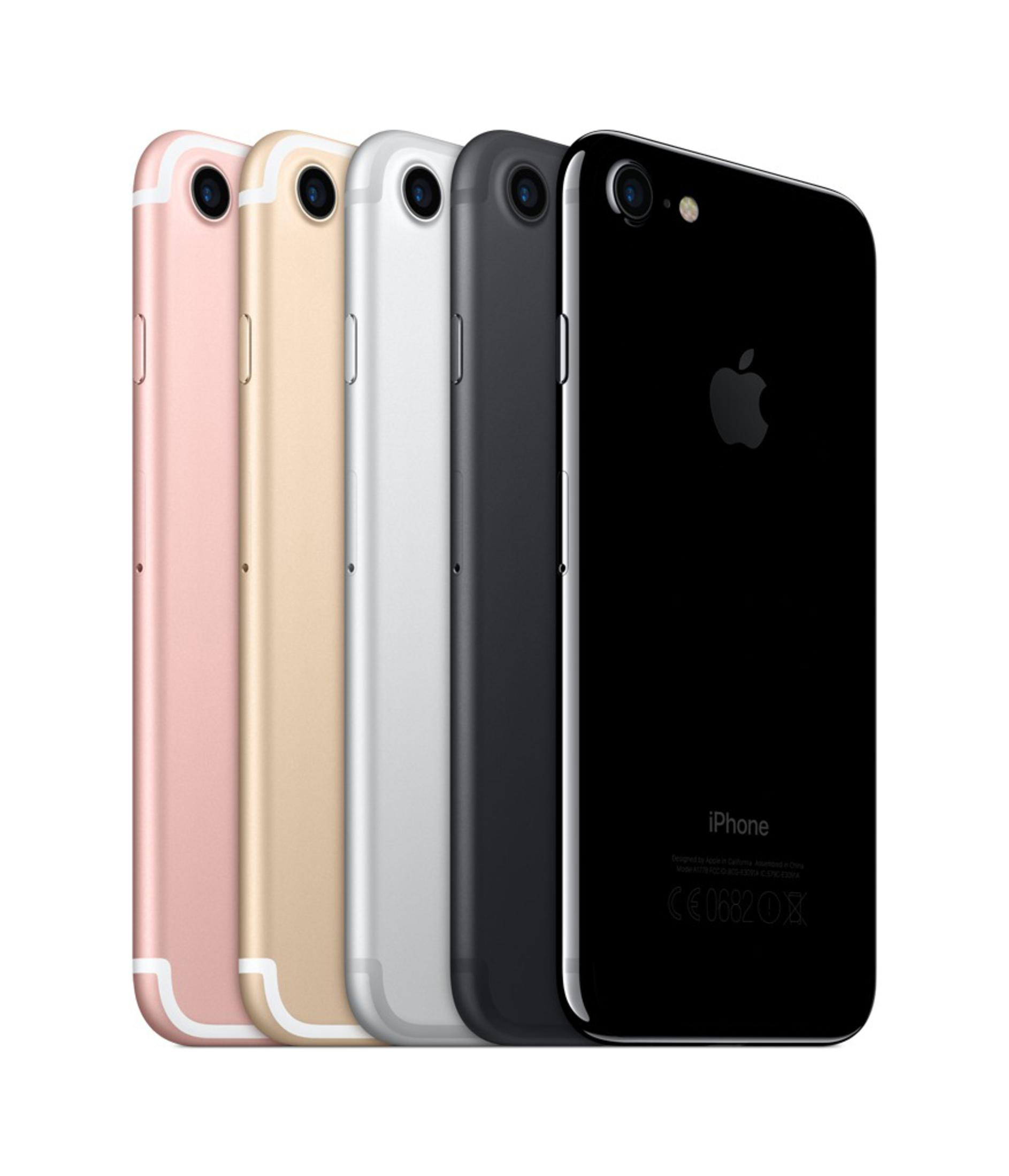 Quattro iPhone in fila, che mostrano i colori: oro rosa, oro, argento e nero, da sinistra a destra.