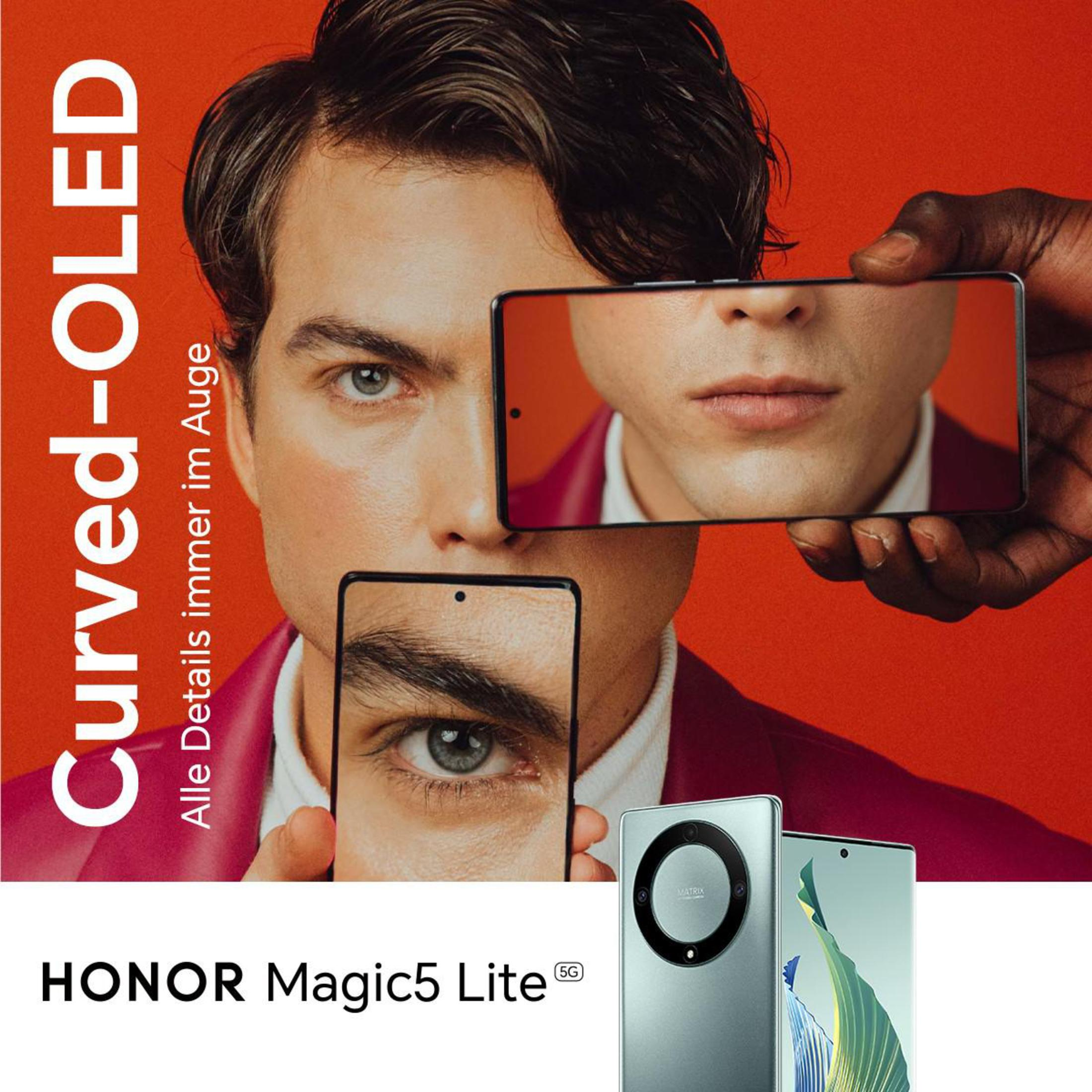 Mężczyzna trzyma dwa telefony pokazujące jego twarz. Inna ręka trzyma telefon przed jego okiem.