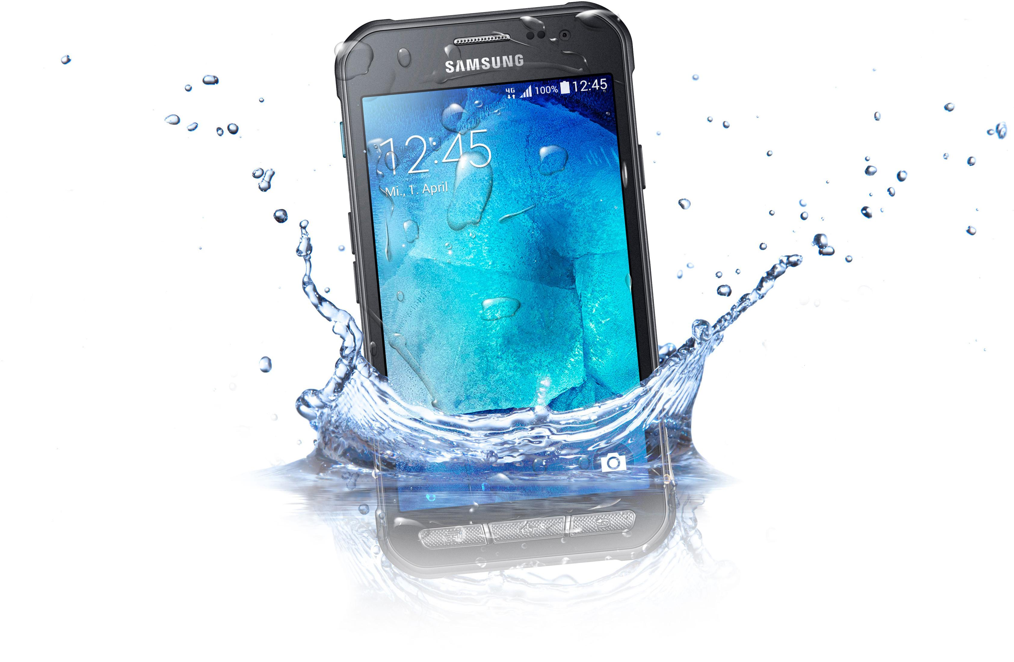 Schwarzes Samsung-Telefon im Wasser, mit Spritzern, zeigt Zeit und Samsung-Logo.