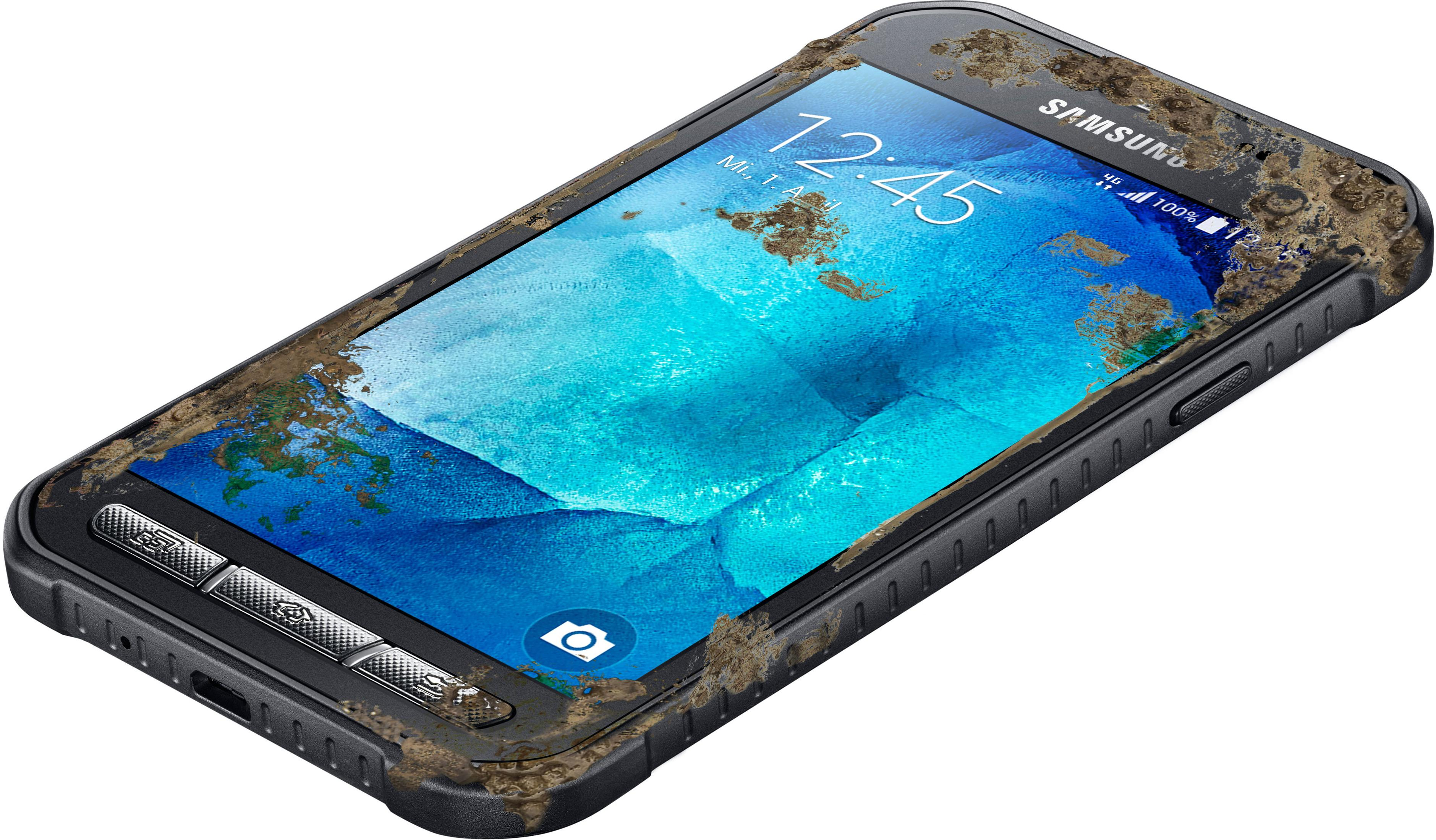Ein schmutziges, robustes Smartphone mit dem Bildschirm, der 12:45 und ein Samsung-Logo anzeigt.