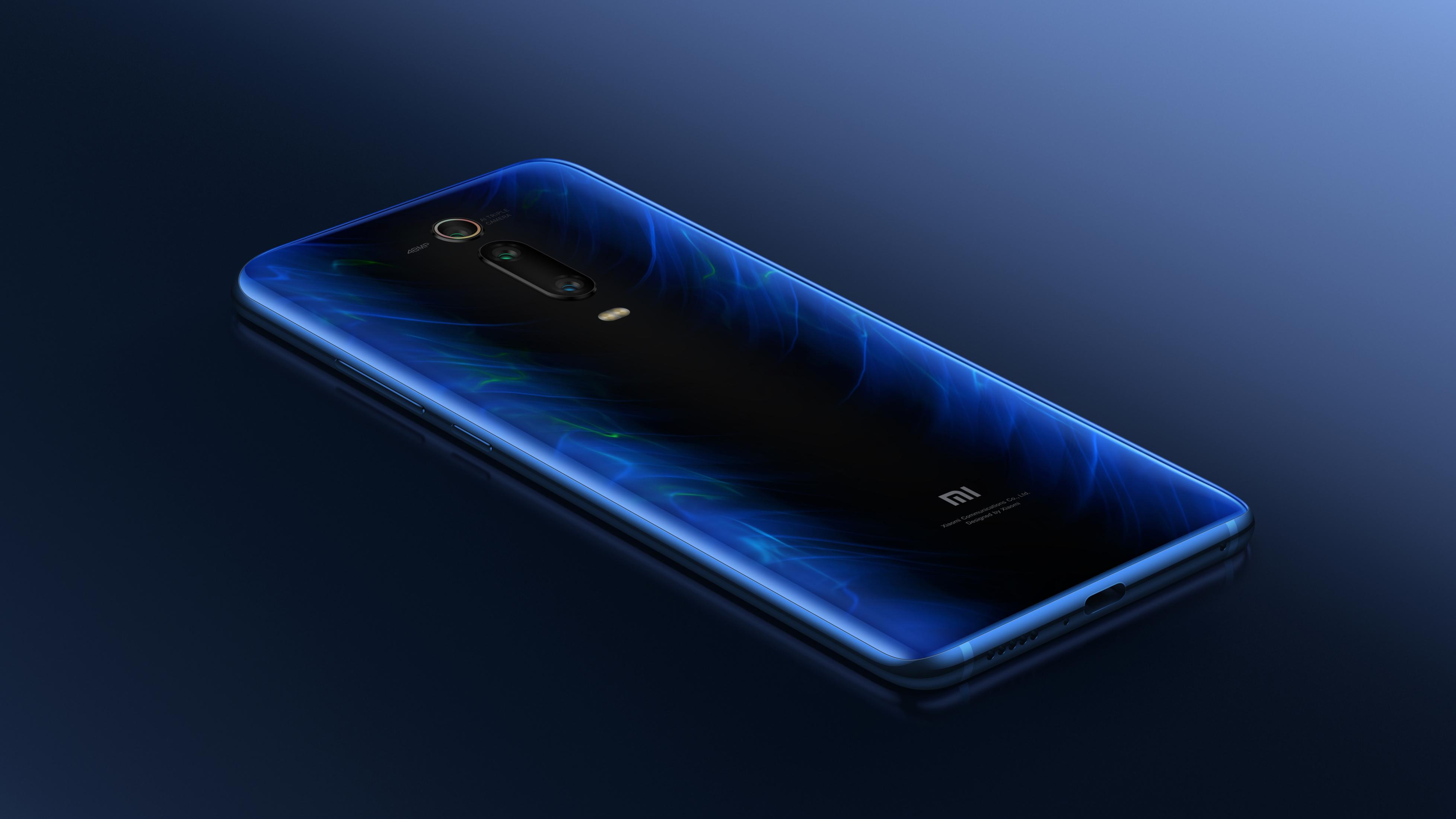Ein blaues Telefon mit blauen Mustern. Das Telefon liegt auf einer dunkelblauen Oberfläche.
