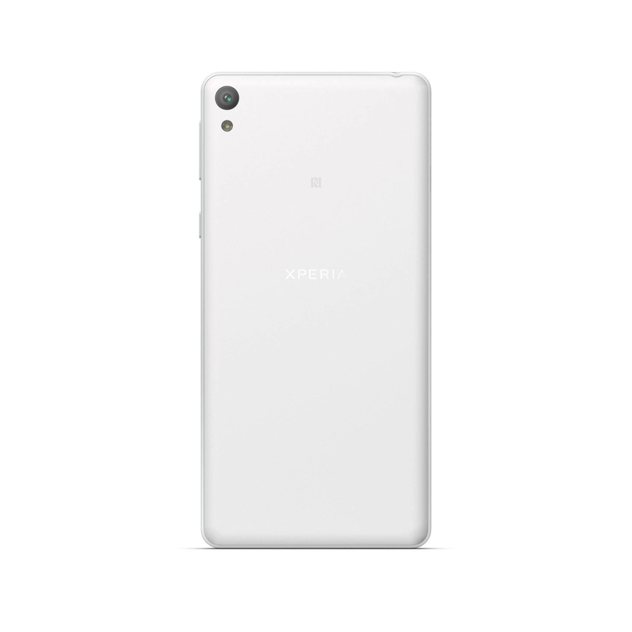 Rückseite eines weißen Smartphones mit Kamera und dem Wort 'XPERIA'. Der Hintergrund ist weiß.