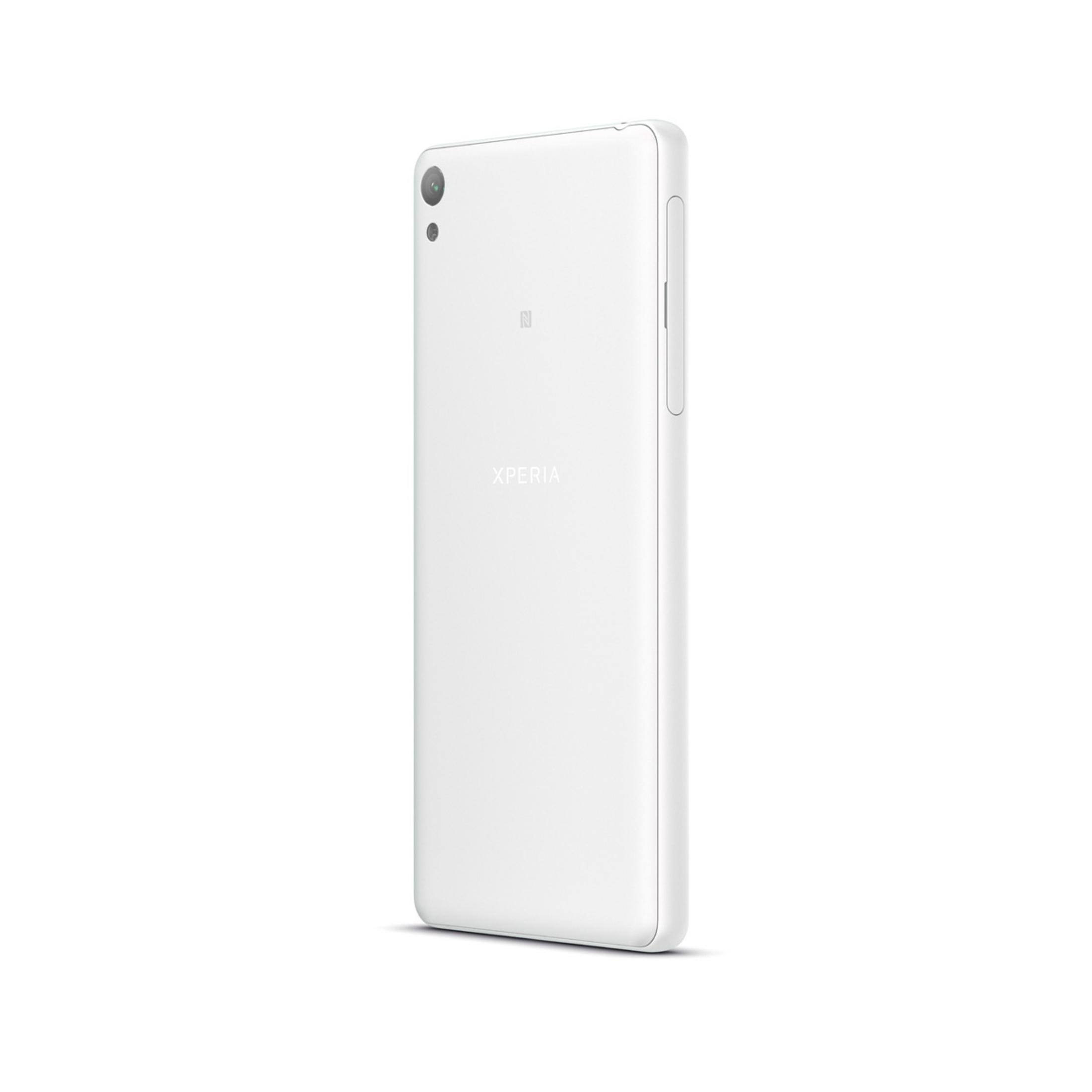 Rückansicht eines weißen Sony Xperia-Smartphones. Die Kamera und der Xperia-Text sind sichtbar.