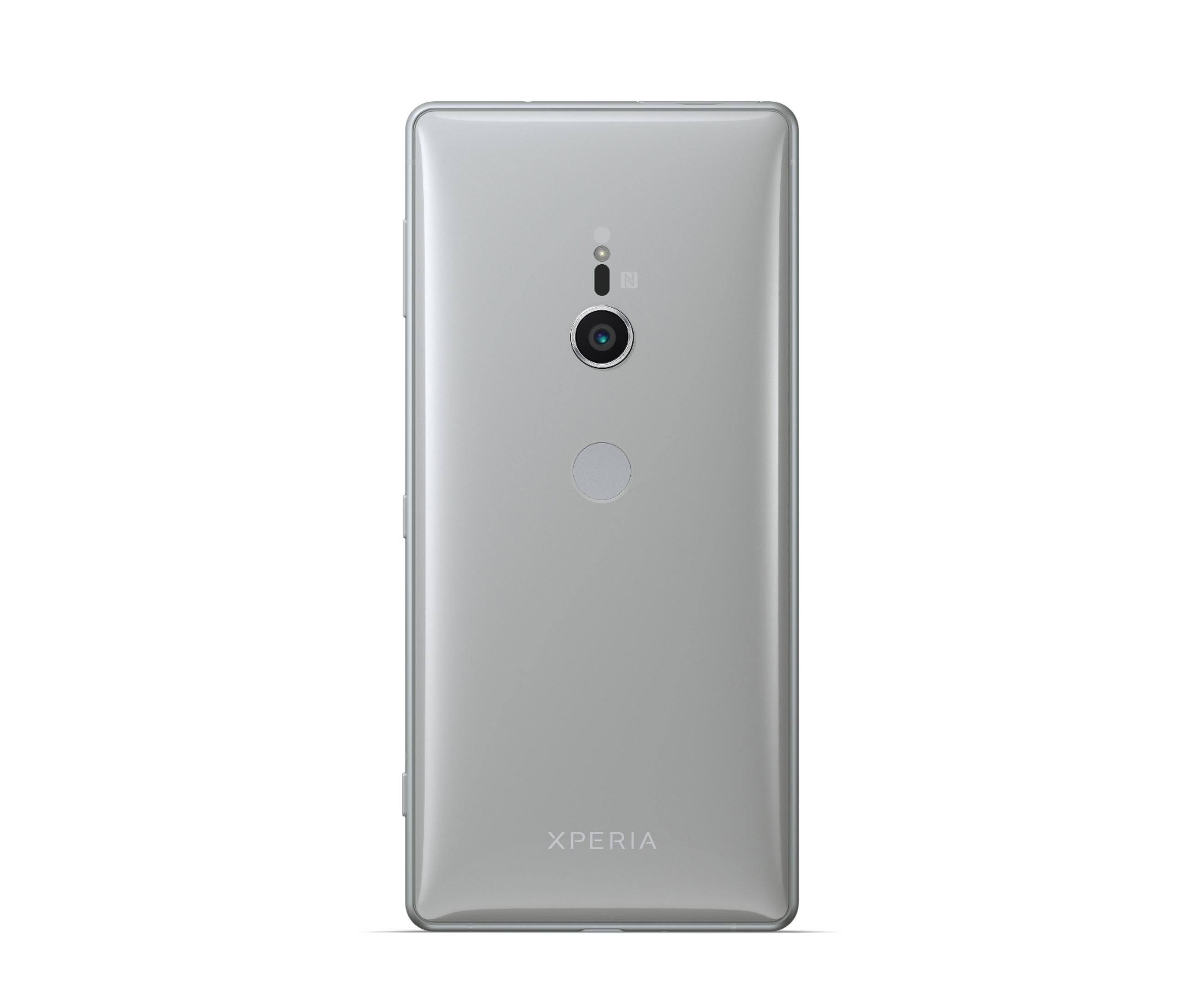 Silbernes Sony Xperia Smartphone. Rückansicht des Telefons mit Kamera und Xperia Logo.