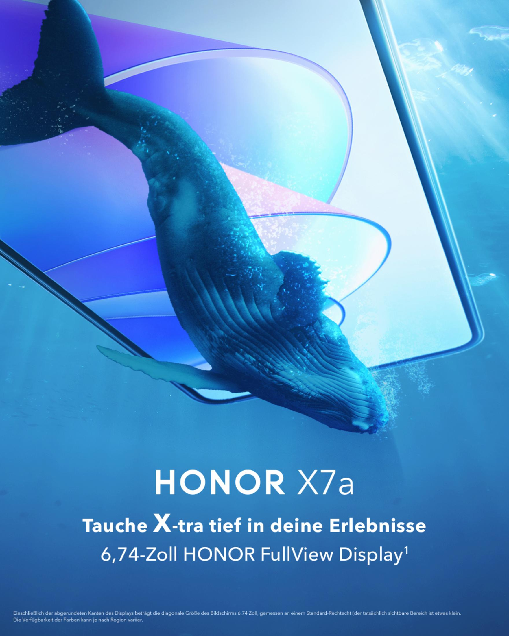 Ekran telefonu pokazujący wieloryba pod wodą, niebieska woda, telefon Honor, białe tło.