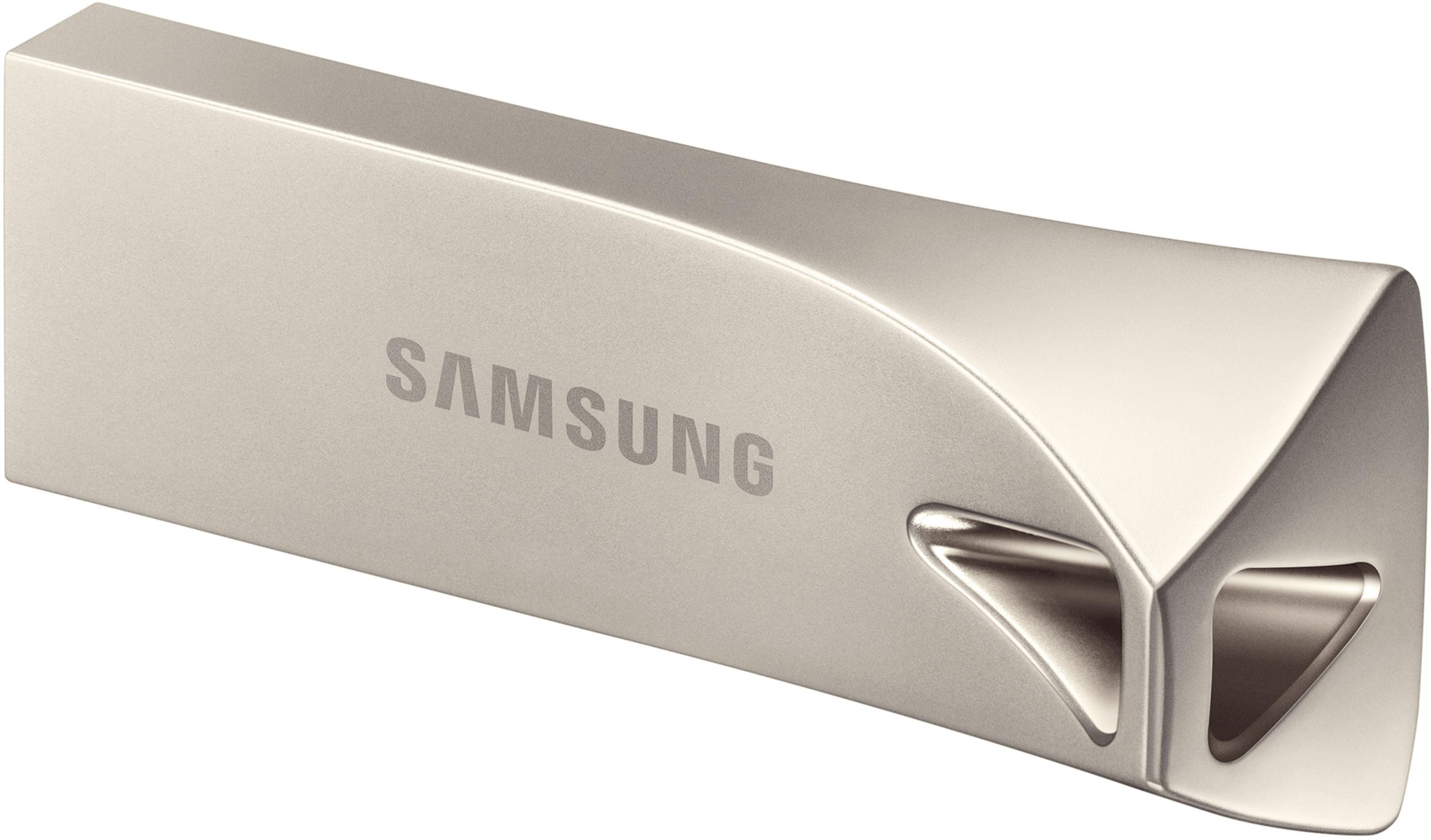 Unidad USB Samsung plateada. Diseño curvo, etiqueta Samsung. Fondo blanco. Vista en ángulo.