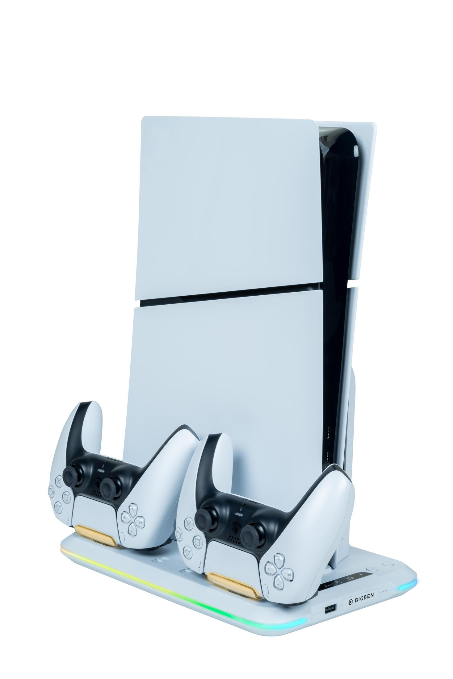 Consola Playstation 5 blanca con dos mandos en una estación de carga.