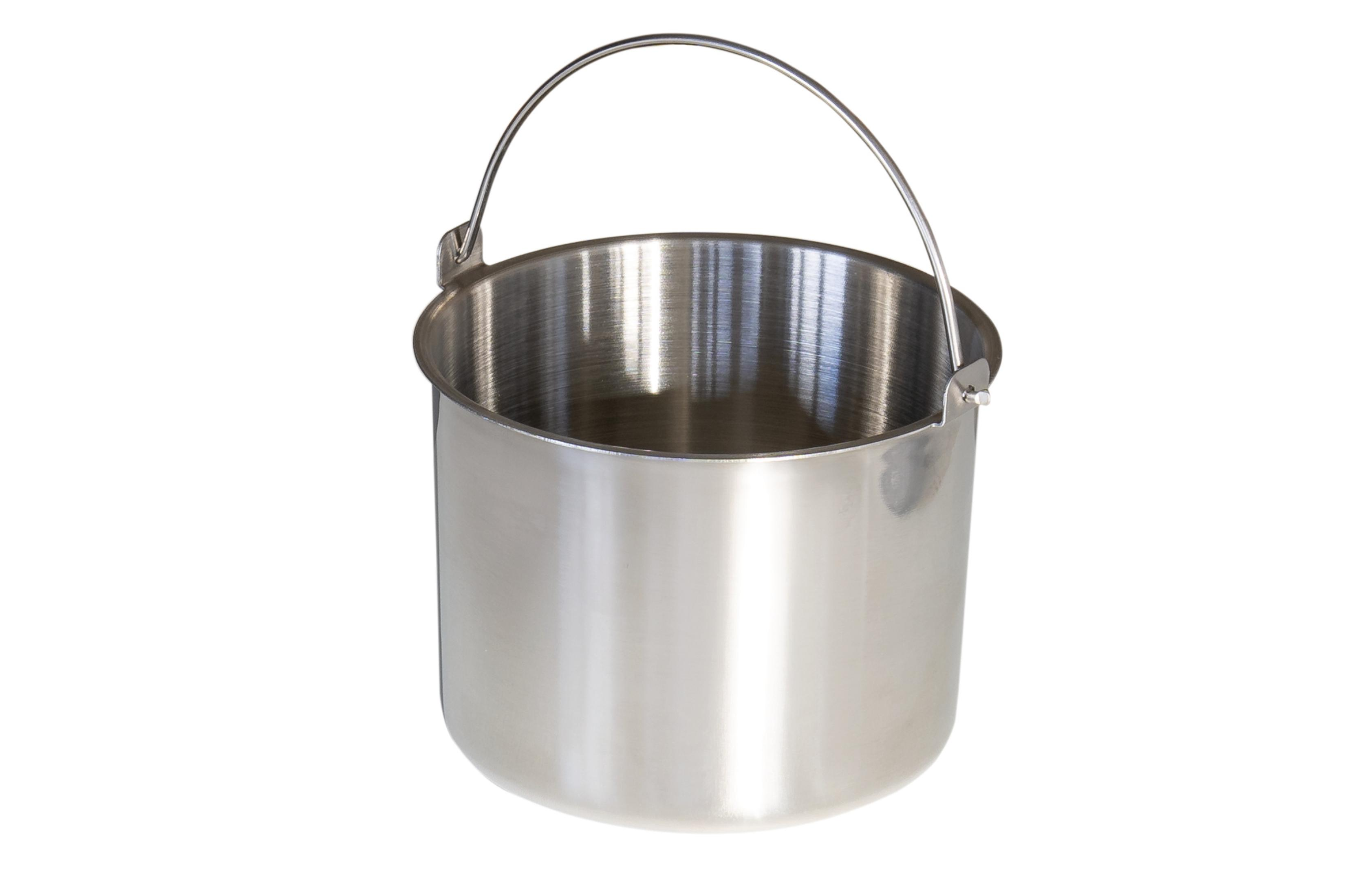 Błyszczący, nierdzewny kubeł z zakrzywionym uchwytem, ​​sfotografowany na białym tle.