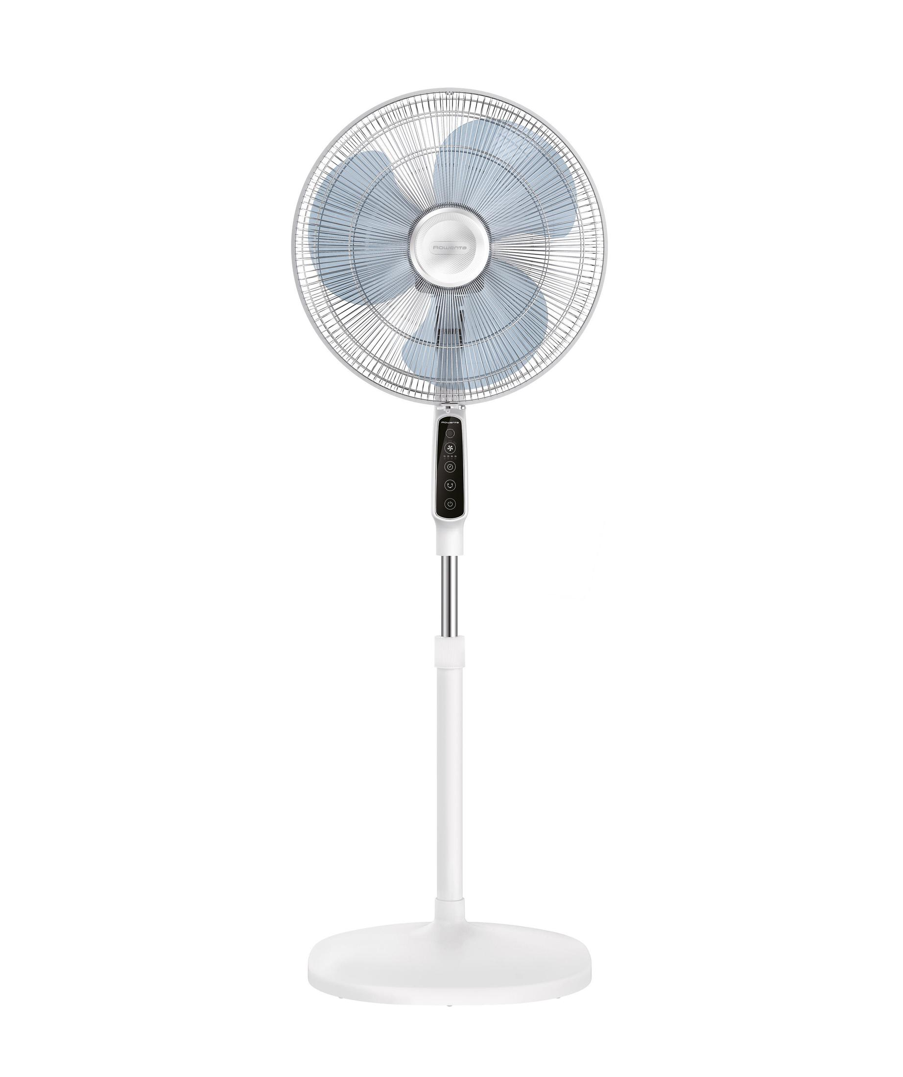 Biało-srebrny wentylator stojący z niebieskimi łopatkami. Stoi na białej podstawie na białym tle.