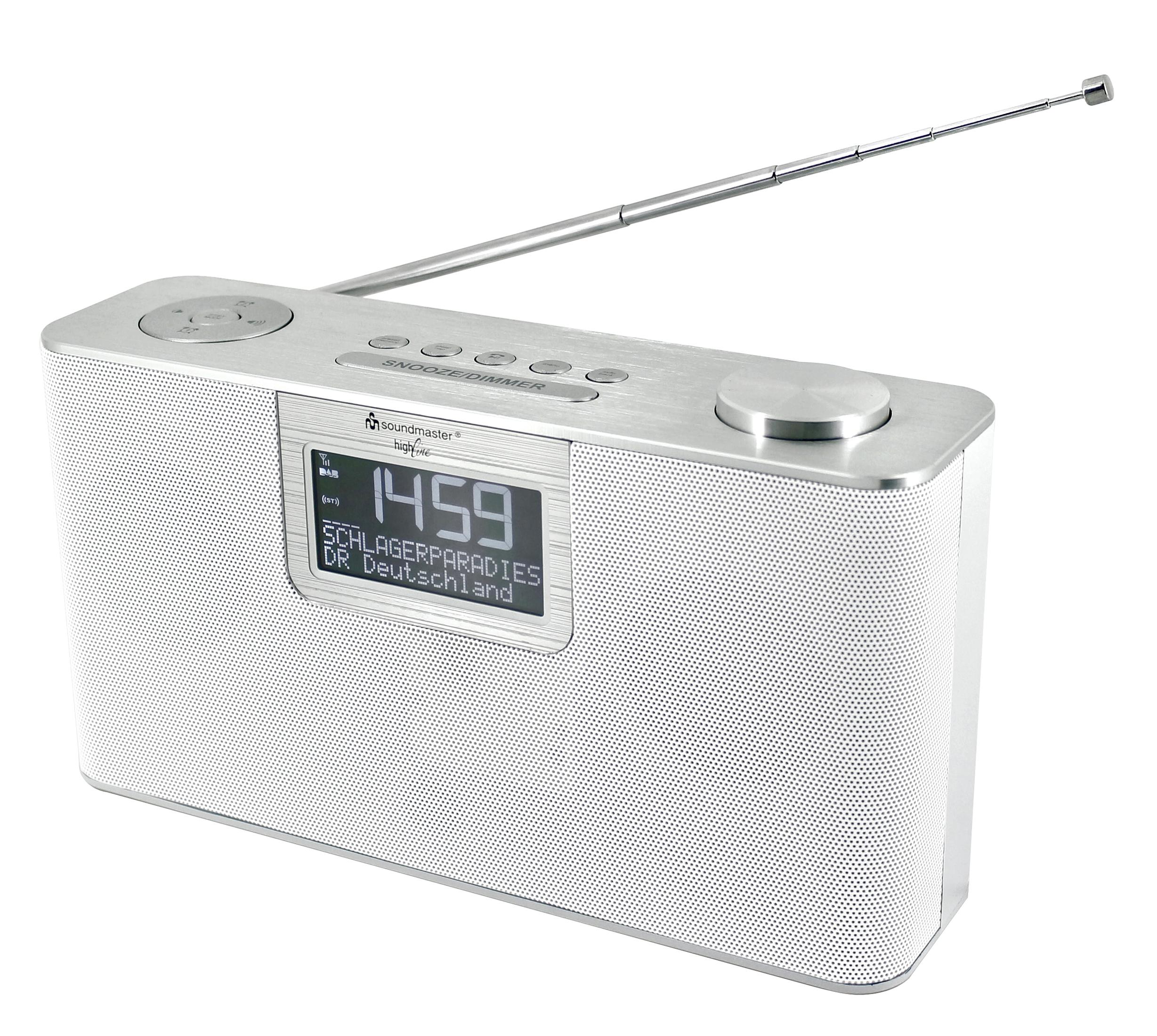 Silbernes Radio mit digitaler Anzeige, die Zeit und Senderinformationen anzeigt. Es hat eine Antenne.