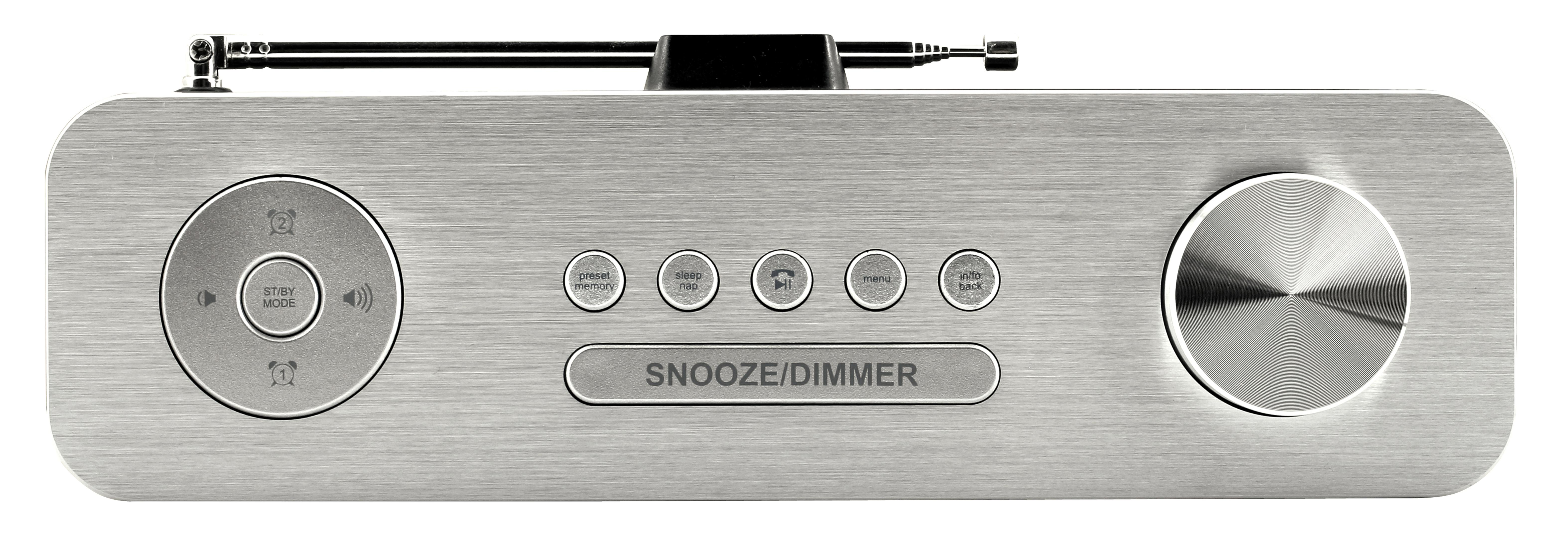 Silbernes Radio im Retro-Stil mit Knöpfen und einem Drehregler. Auf weißem Untergrund.
