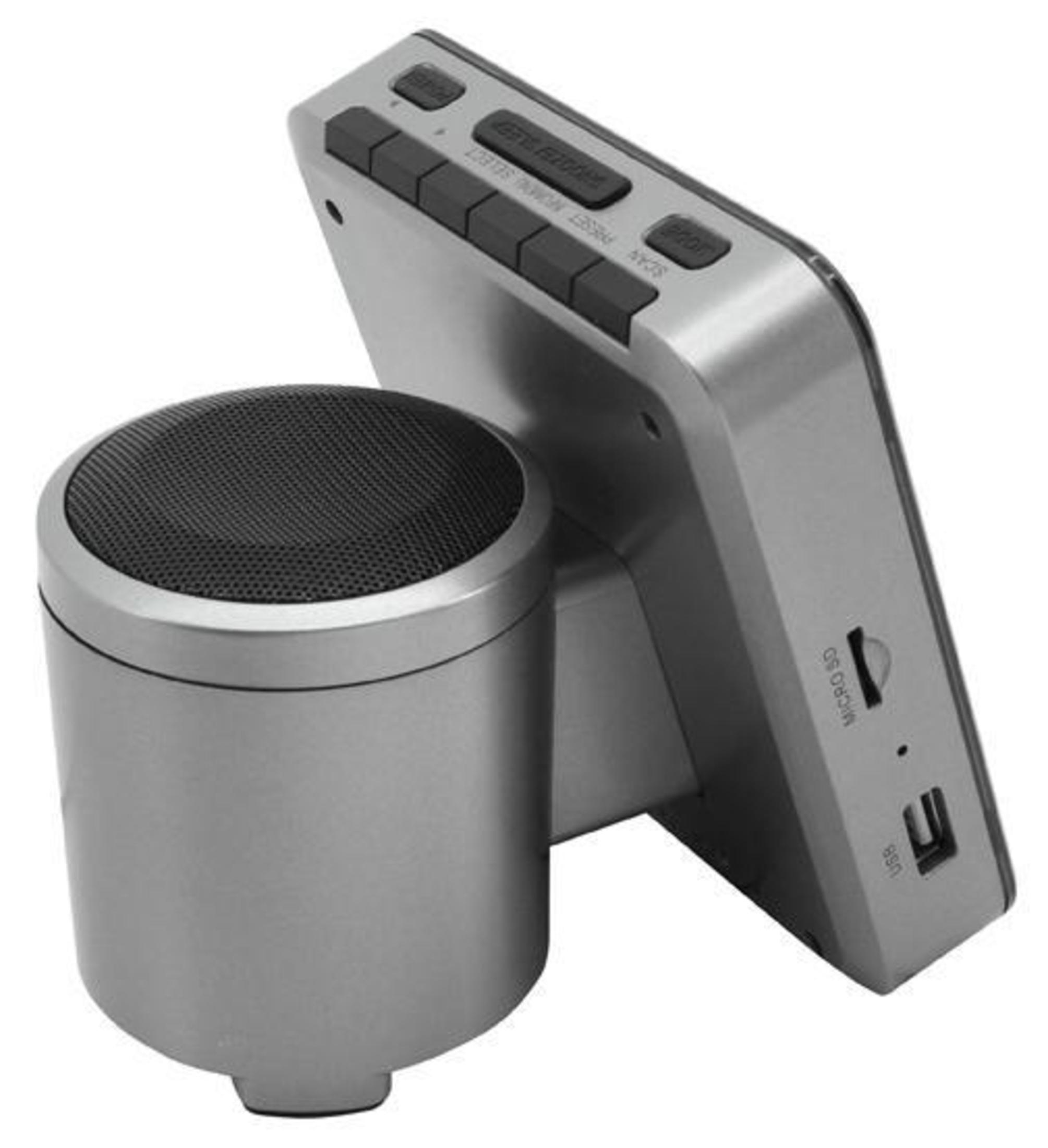 Silberner tragbarer Lautsprecher mit Mikrofon. Winkelansicht. Knöpfe an der Seite. Micro-SD- und USB-Anschlüsse.