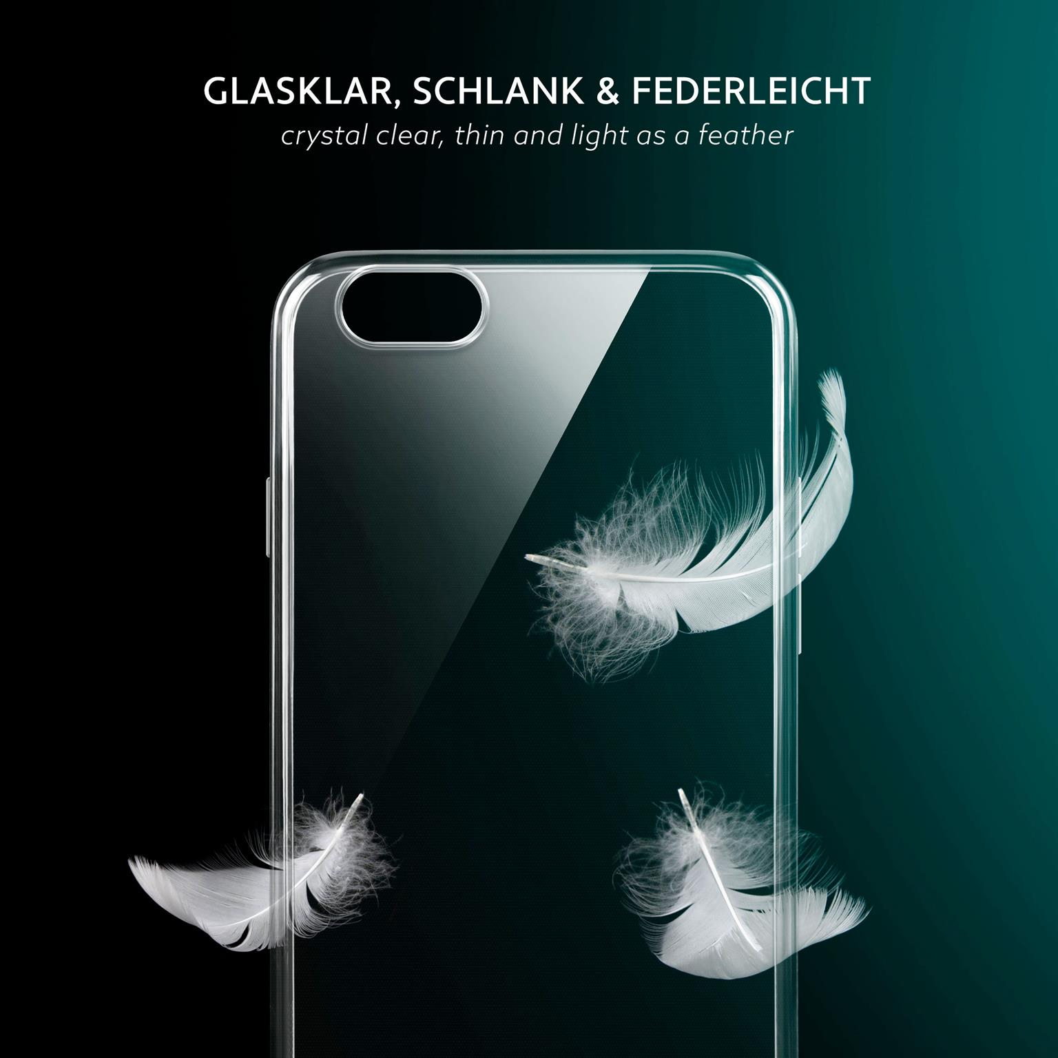 Eine transparente Handyhülle mit weißen Federn darin. Der Hintergrund ist dunkelgrün.
