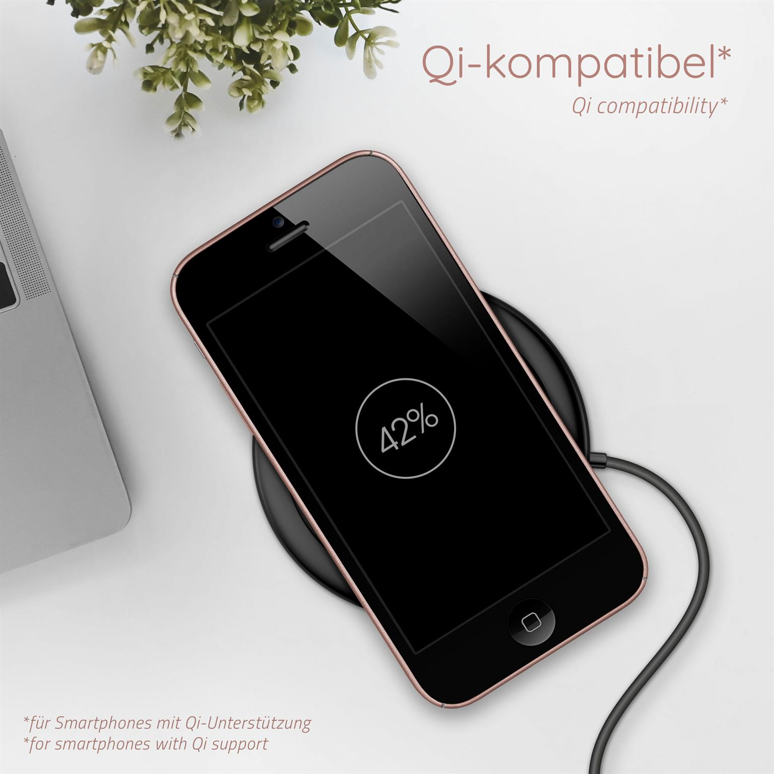 Ein Telefon, das drahtlos auf einem Qi-Ladegerät mit rosa-goldenem Rahmen und 42 % Akkuanzeige geladen wird.
