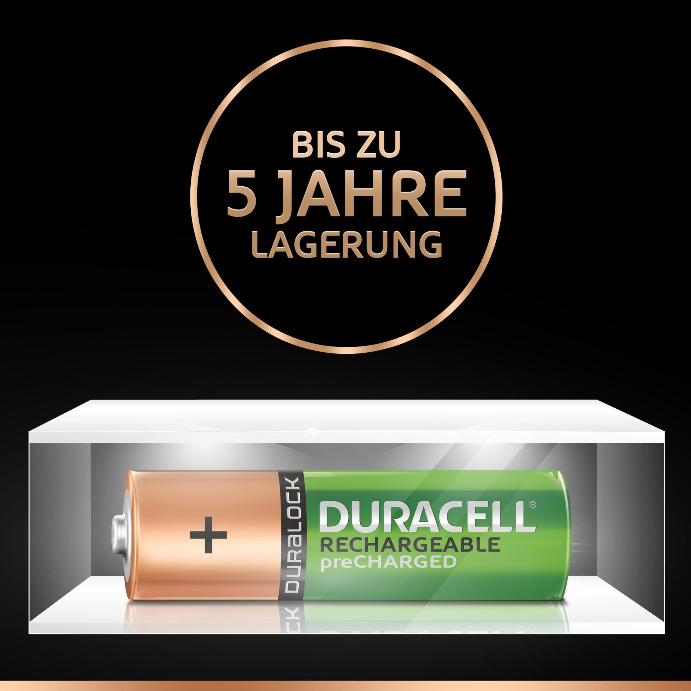 Een Duracell-batterij in een witte plank, de batterij is groen en koperkleurig.