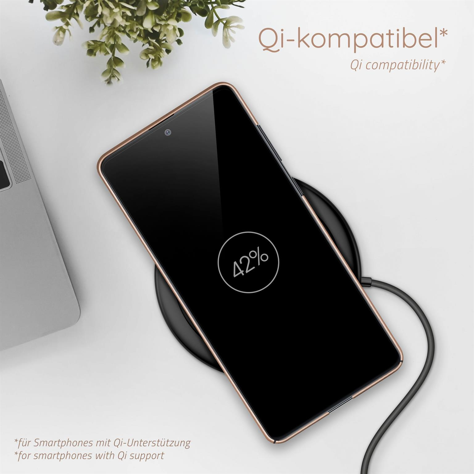 Telefon drahtlos aufladen. Telefon auf Ladepad. 42% auf dem Bildschirm. Schwarz und Weiß.