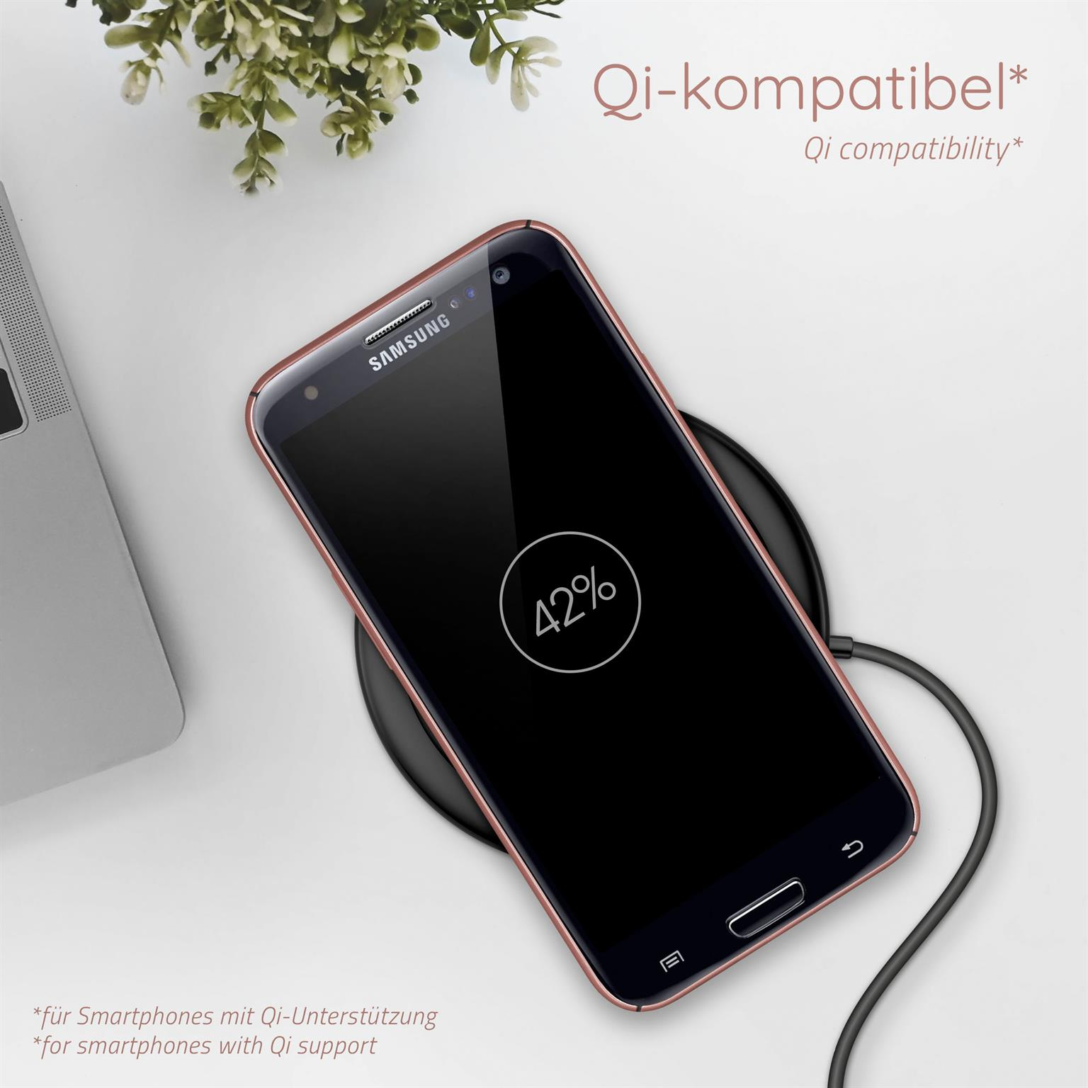 Telefon lädt auf einem schwarzen Qi-Ladegerät. 42% auf dem Telefon. Weißer Hintergrund.