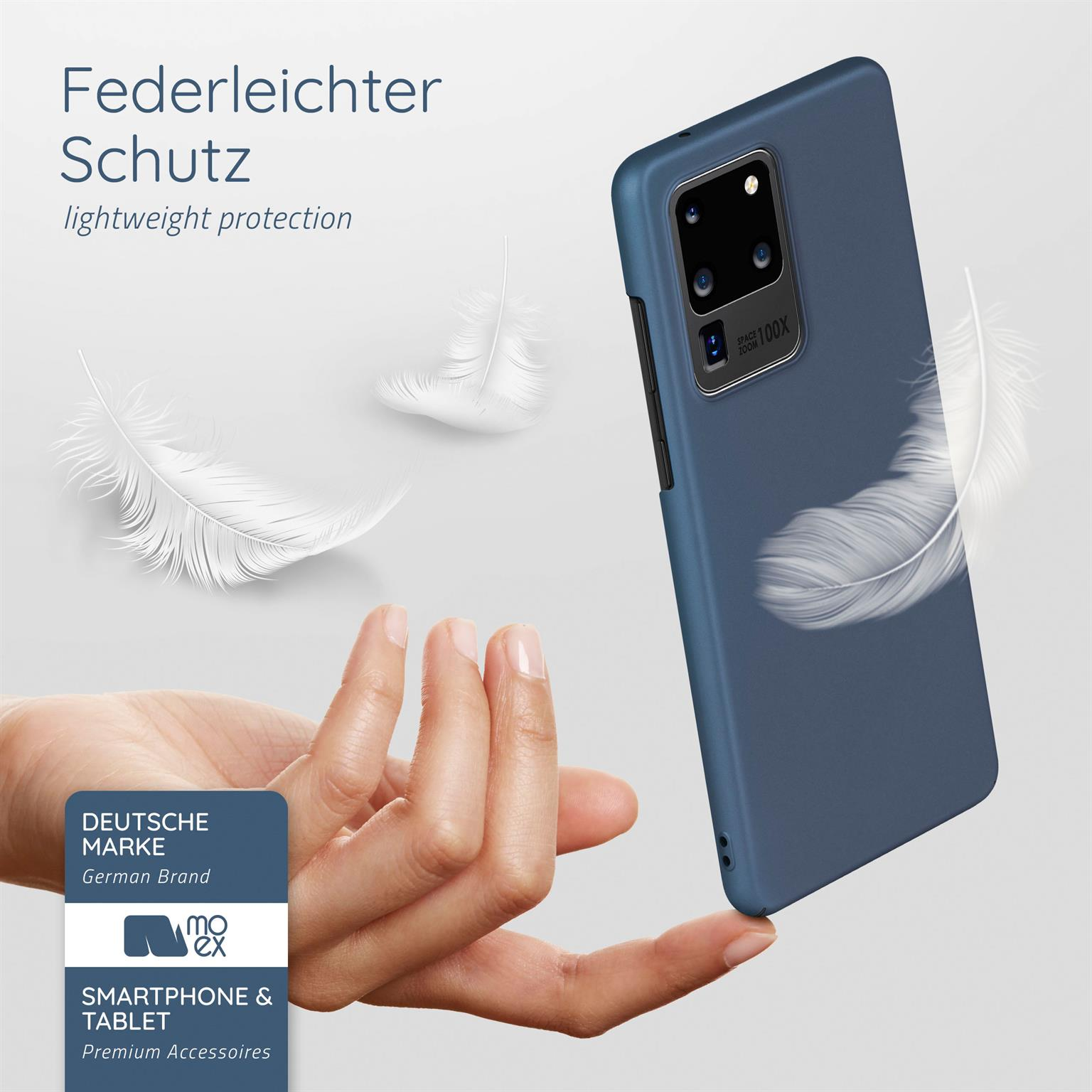 Eine Handyhülle mit schwebenden Federn. Eine Hand hält sie. Das Moex-Logo unten links.