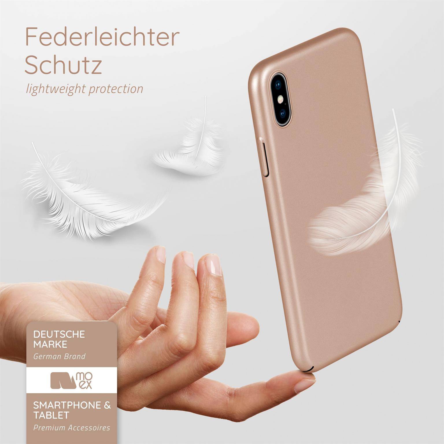 Eine Hand, die eine Handyhülle hält. Die Hülle ist goldfarben, mit Federn, die darum schweben. Der Hintergrund ist weiß.