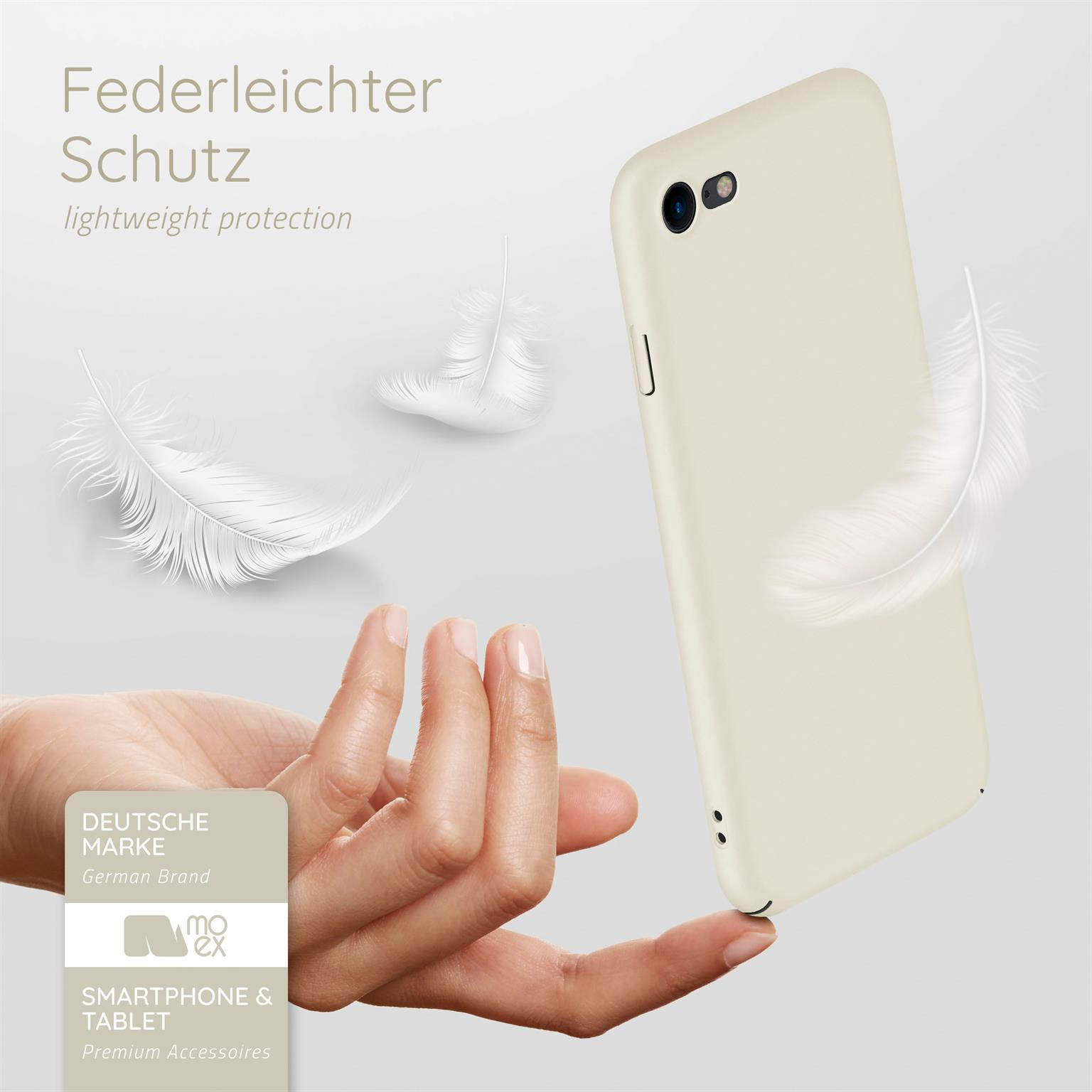 Eine Hand hält eine Handyhülle mit Federn, die vor einem weißen Hintergrund schweben.