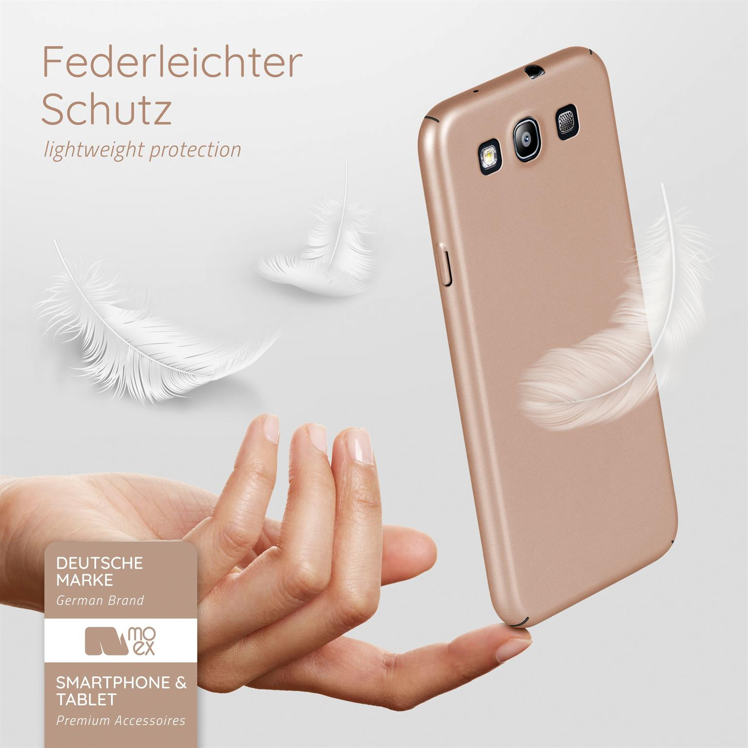 Eine Hand hält eine goldene Handyhülle. Das Etui hat drei Kameralöcher und eine Feder.