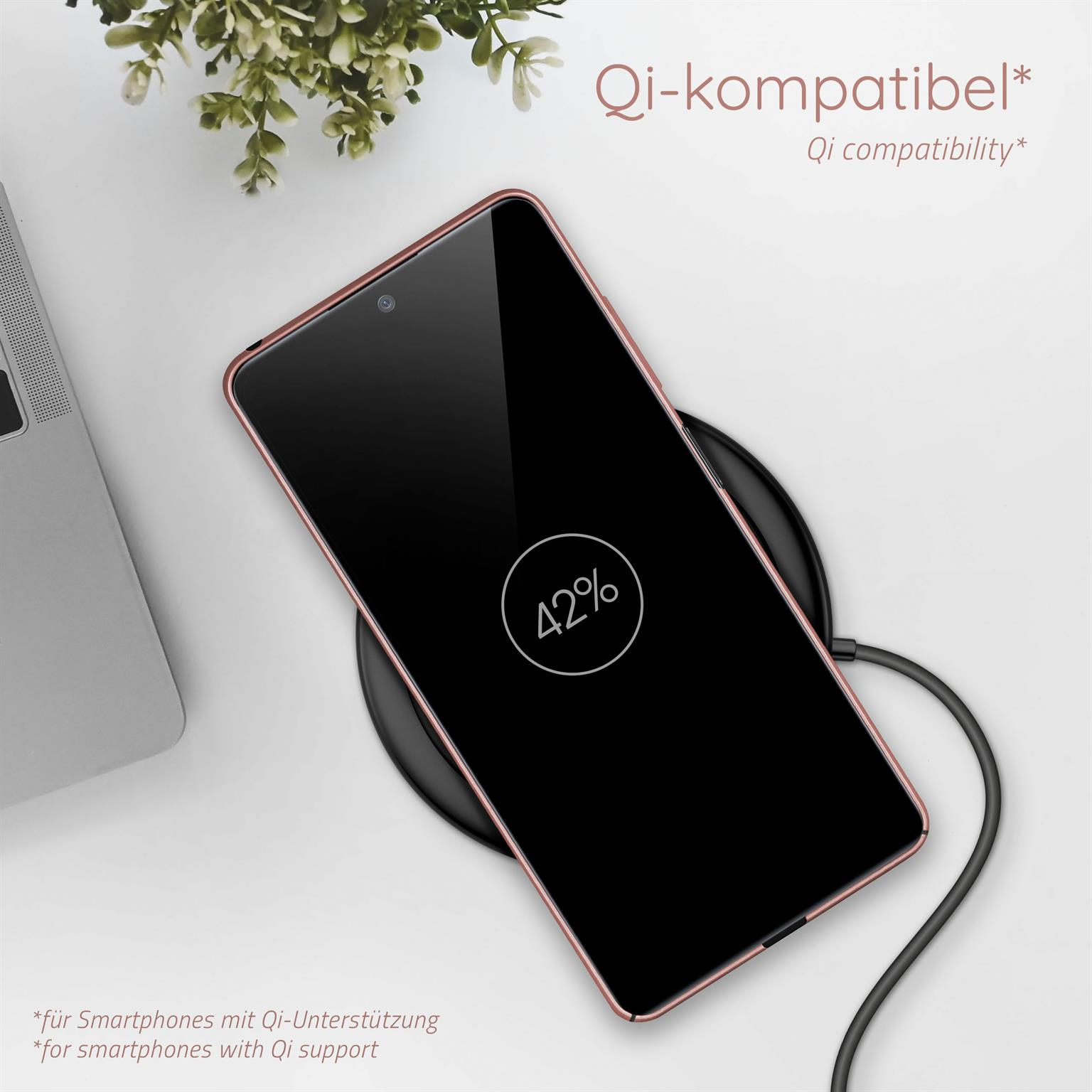 Telefon, der auf einem schwarzen Qi-Ladepad geladen wird, mit 42 % Anzeige. Grün im Hintergrund.