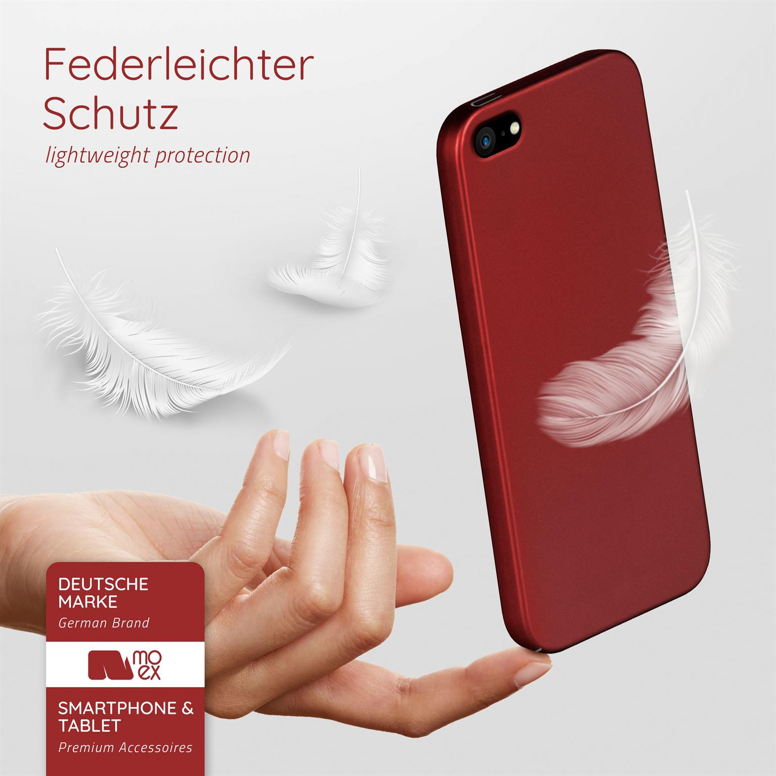 Hand hält eine rote Smartphone-Hülle, und ein paar weiße Federn schweben in der Luft.