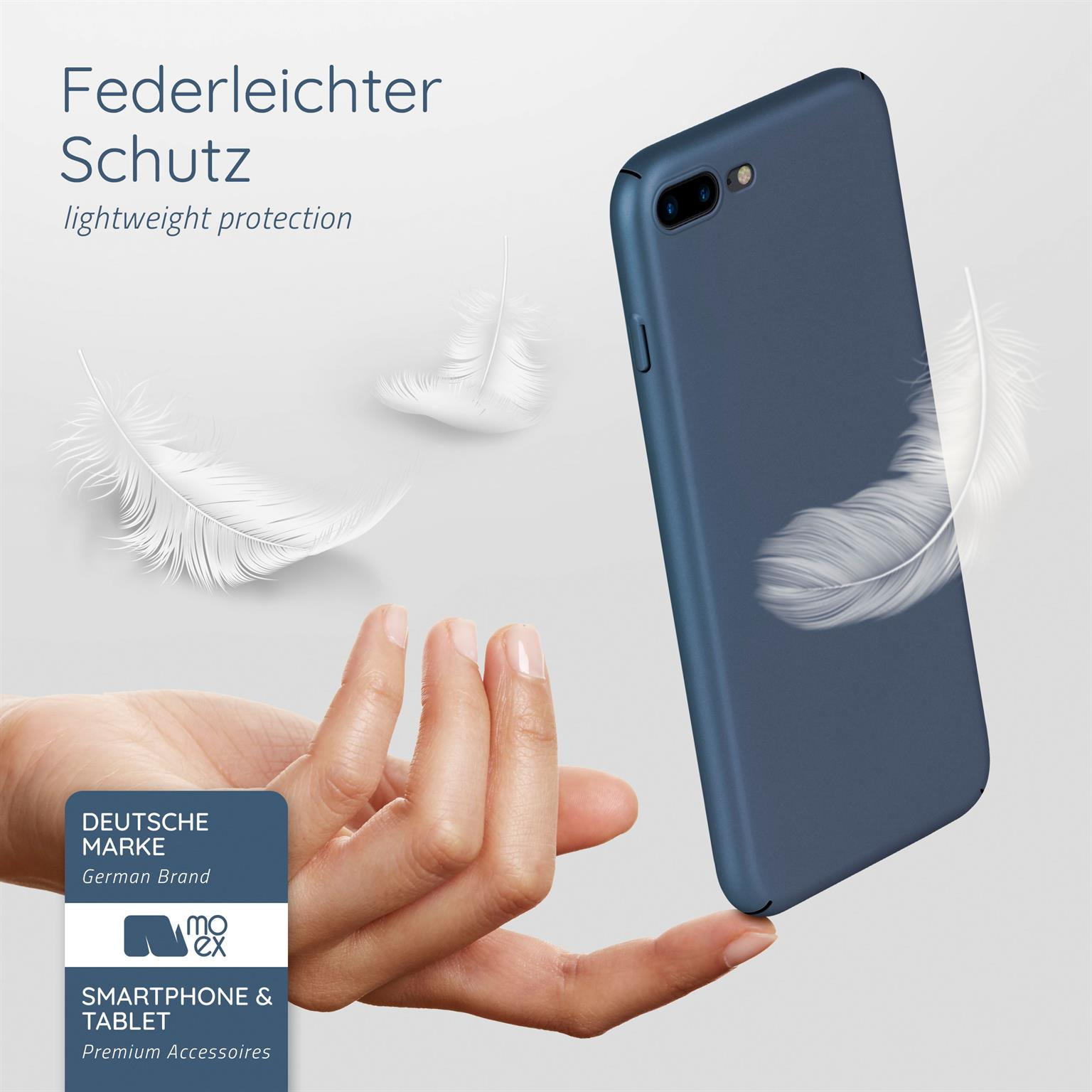 Eine blaue Handyhülle und weiße Federn. Eine Hand hält die Hülle. Der Text lautet leichter Schutz.
