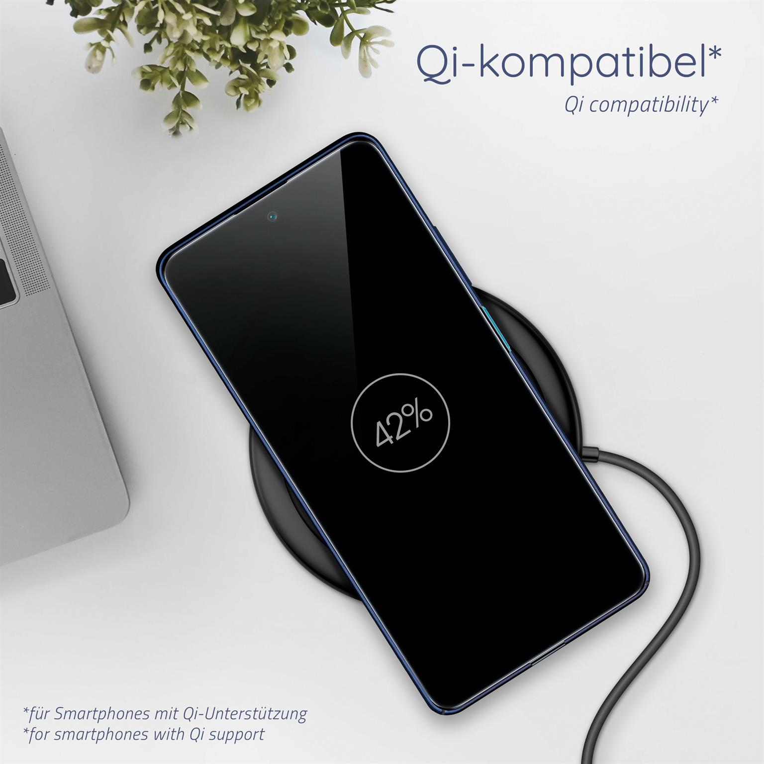 Ein Telefon wird kabellos geladen. Der Bildschirm zeigt 42% Akku. Text: Qi-Kompatibilität.