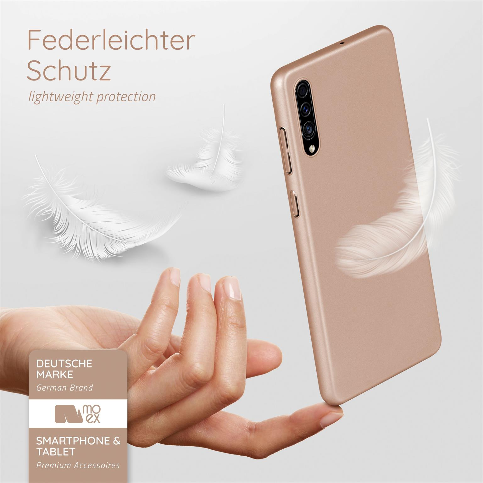 Eine Handyhülle mit schwebenden Federn. Eine Hand hält sie. Das Moex-Logo unten links.