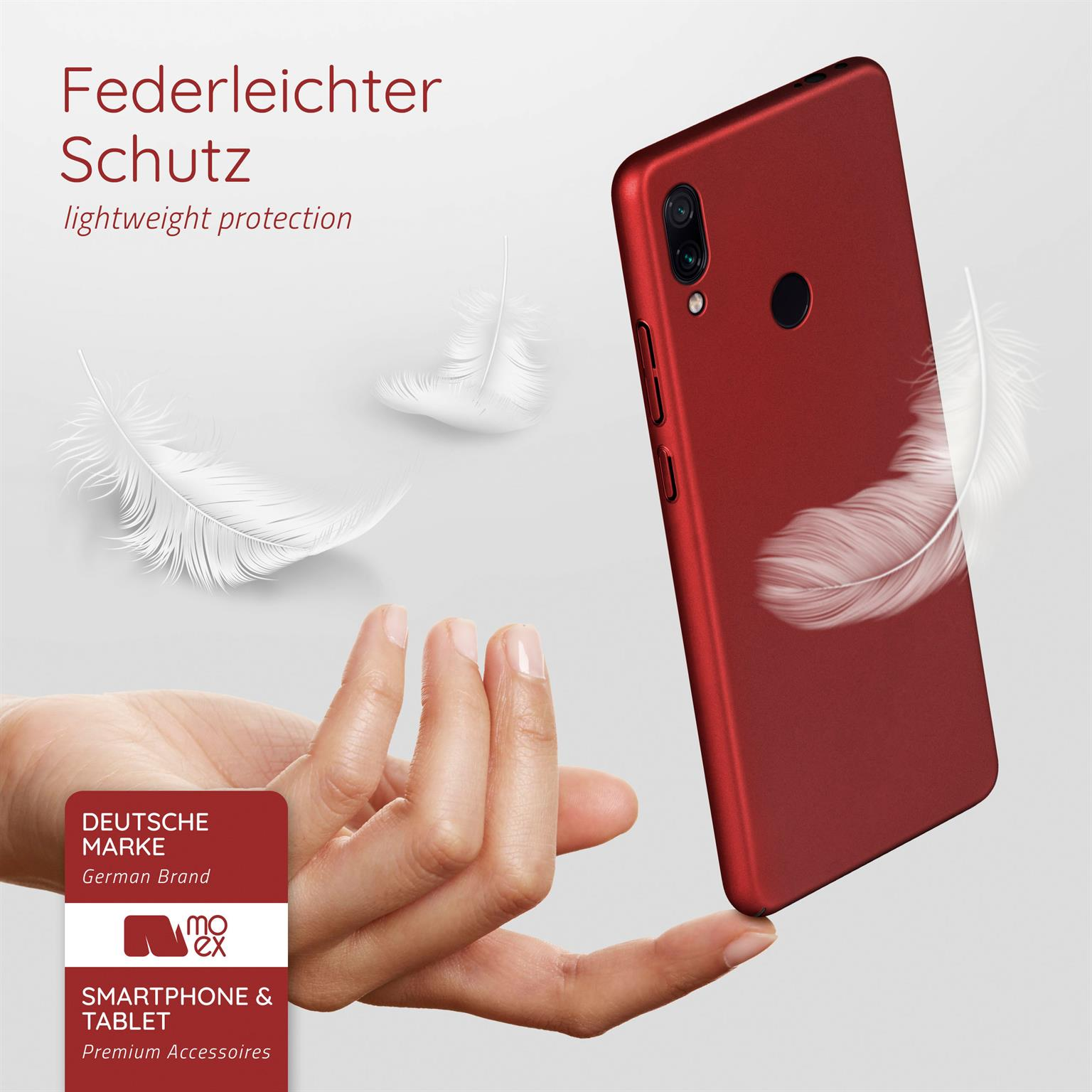 Eine rote Smartphone-Hülle mit Federn, die darum schweben. Eine Hand hält die Hülle.
