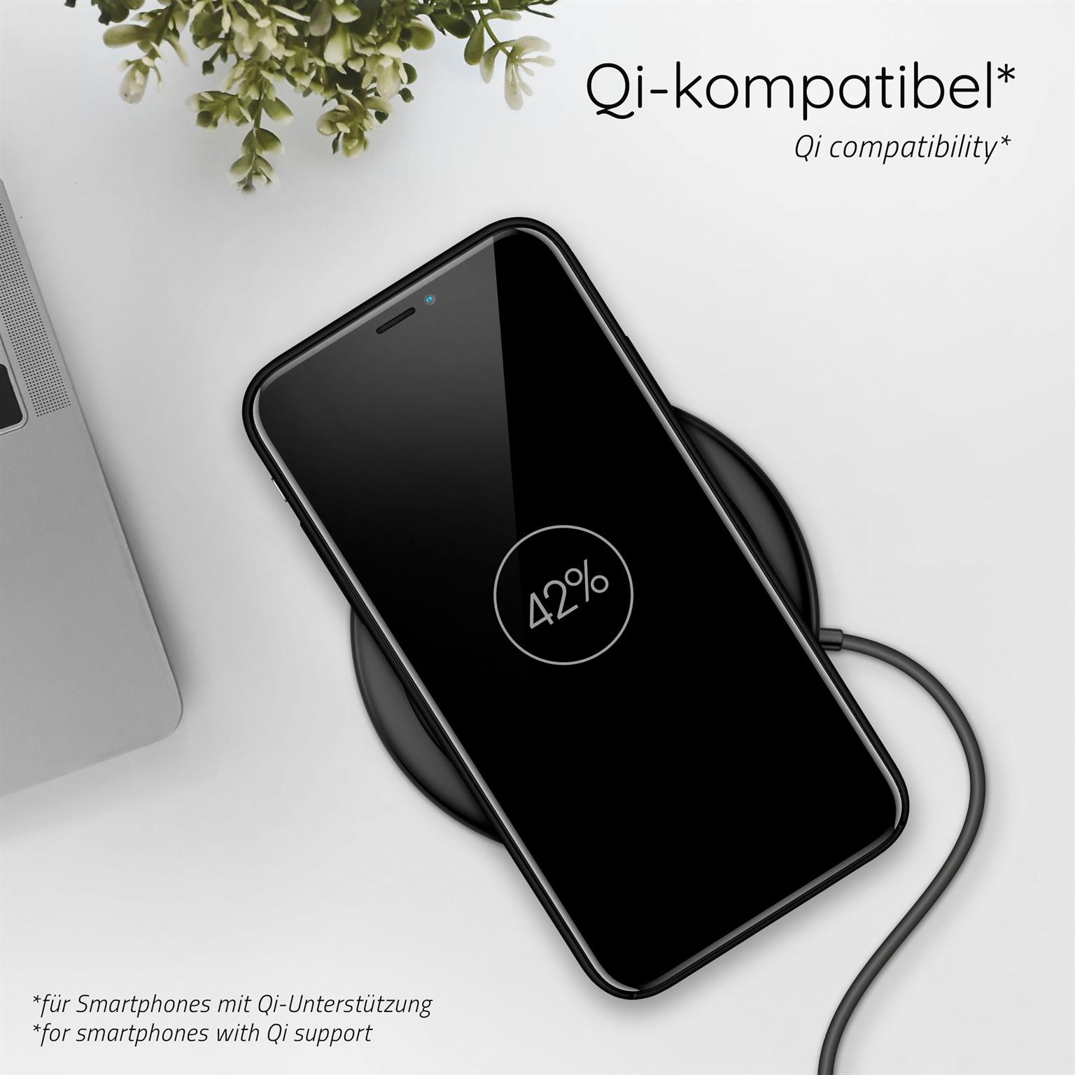 Telefon wird kabellos geladen. Schwarzes Telefon auf schwarzem Ladepad. 42 % geladen. Qi-kompatibel.