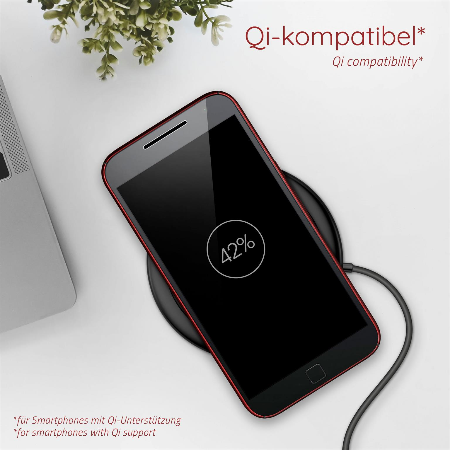 Ein Telefon, das drahtlos geladen wird. Das Telefon liegt auf einem Ladepad. Der Bildschirm zeigt 42% Ladung an.