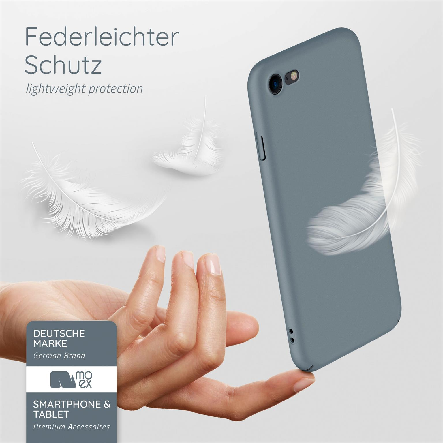 Hand hält eine graue Handyhülle, drei Federn schweben in der Luft.