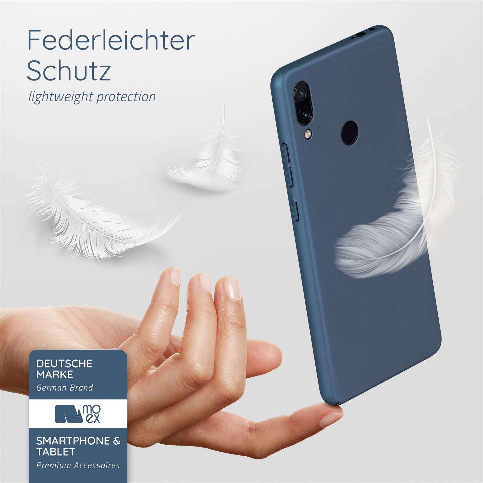 Eine blaue Handyhülle, die von einer Hand gehalten wird, und drei weiße Federn schweben.
