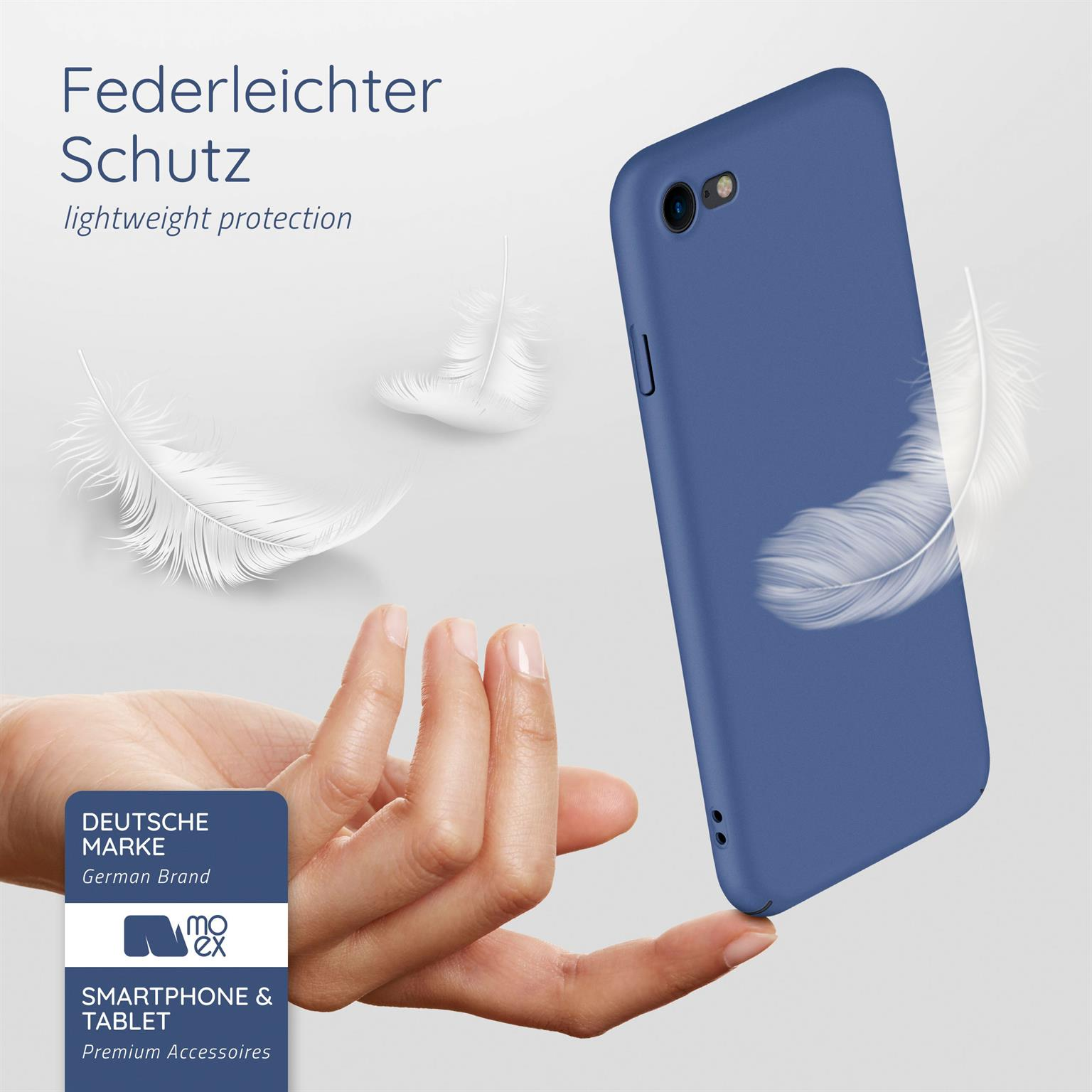 Eine Hand, die eine blaue Handyhülle hält, mit Federn und einem deutschen Markenlogo.