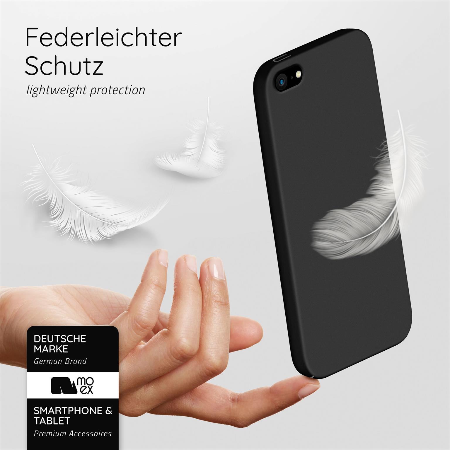 Eine schwarze Handyhülle mit drei weißen Federn. Die Hülle ist in einer Hand. Der Hintergrund ist weiß und der Text ist auf Deutsch.